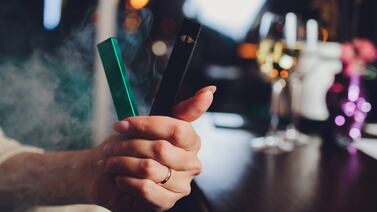 Hong Kong prohibirá los cigarillos electrónicos