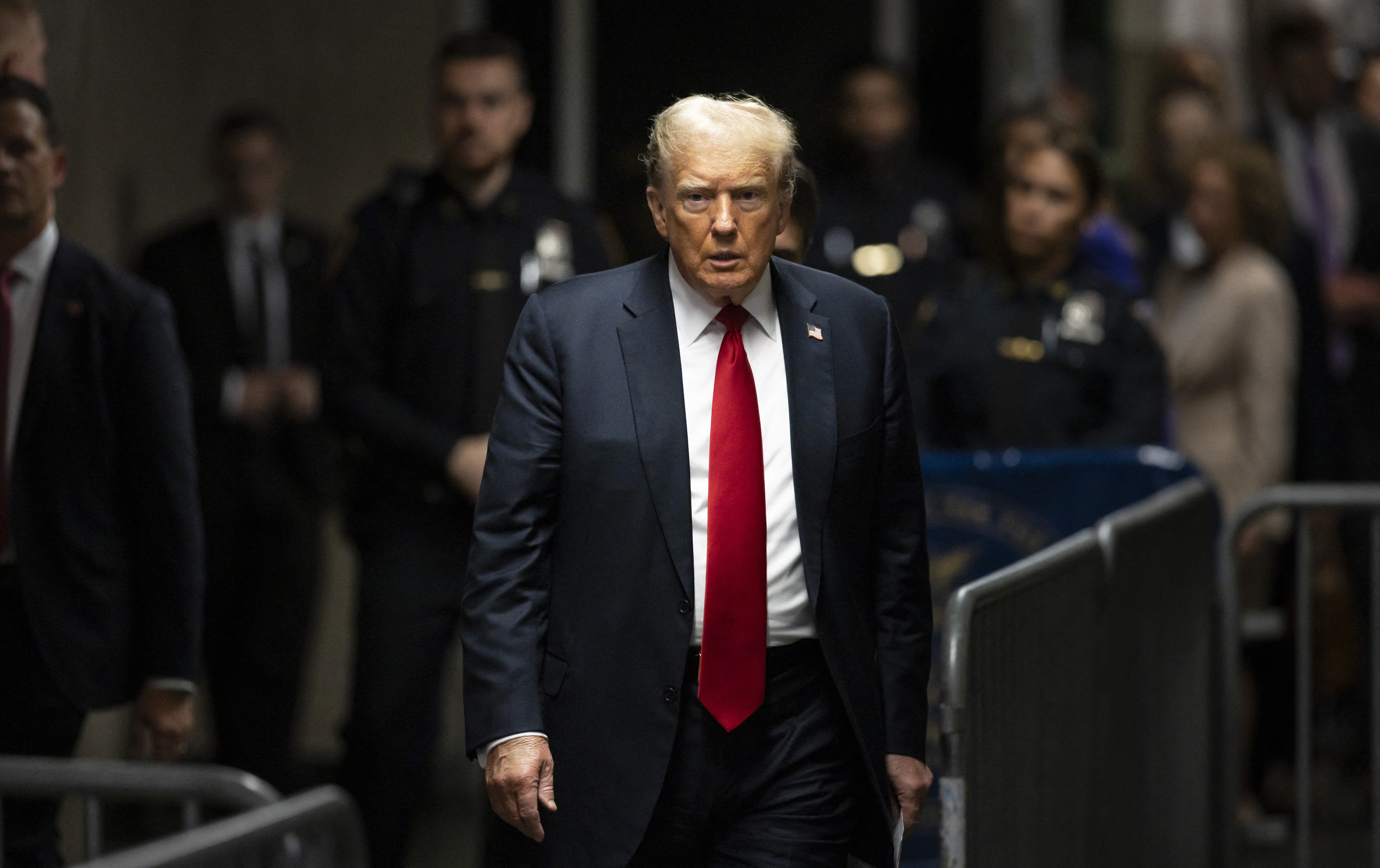 Donald Trump podría enfrentar hasta cuatro años de prisión al ser declarado culpable por pagar sobornos a una actriz porno. Sin embargo, los expertos consideran improbable esta pena para alguien sin antecedentes penales