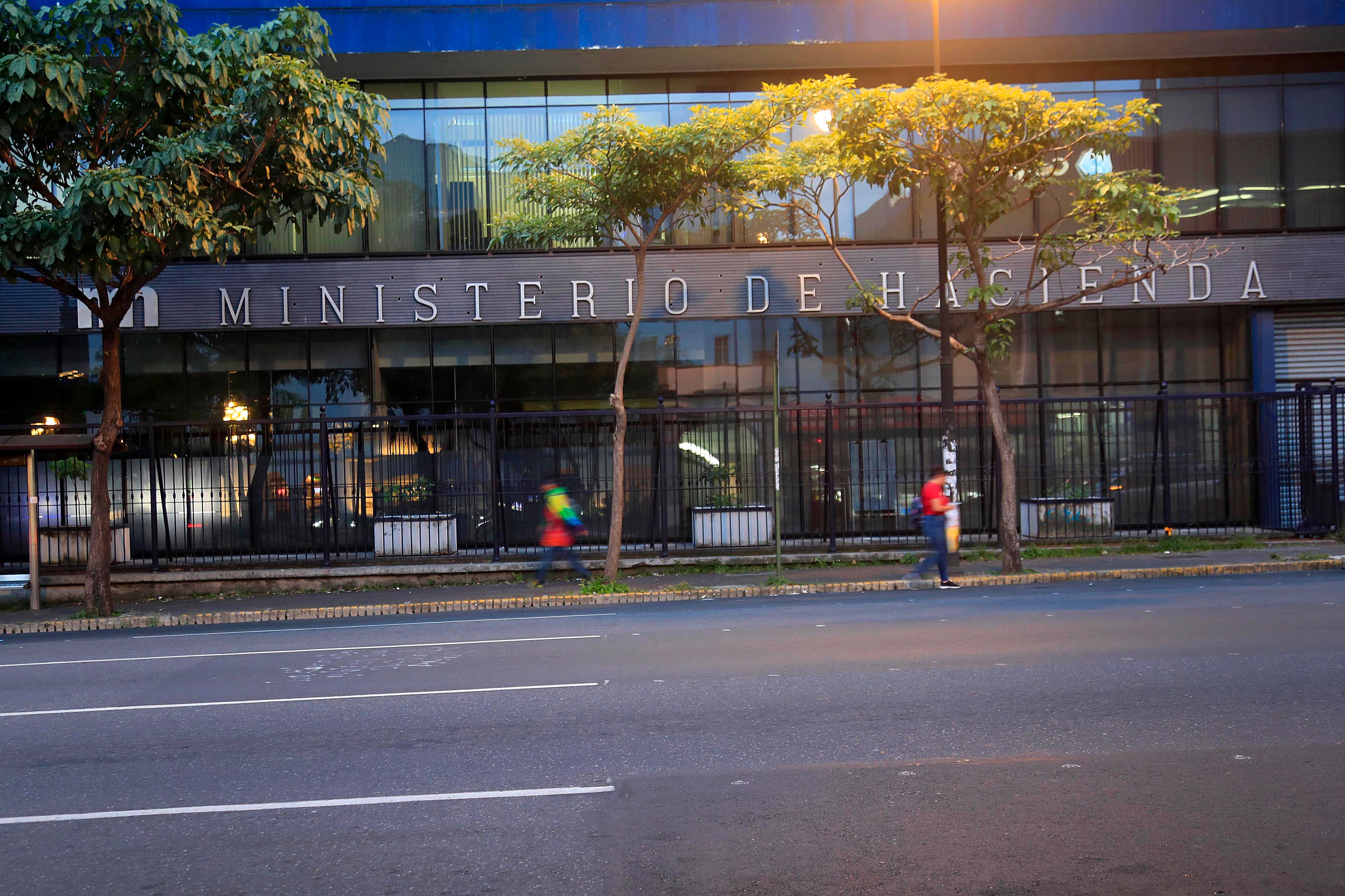 07/09/2023 Avenida Segunda, San José. Ministerio de Hacienda, edificio central. También puede servir para notas relacionadas con impuestos; marchamo; impuesto sobre propiedad de vehículos; impuesto al ruedo; derecho de circulación.