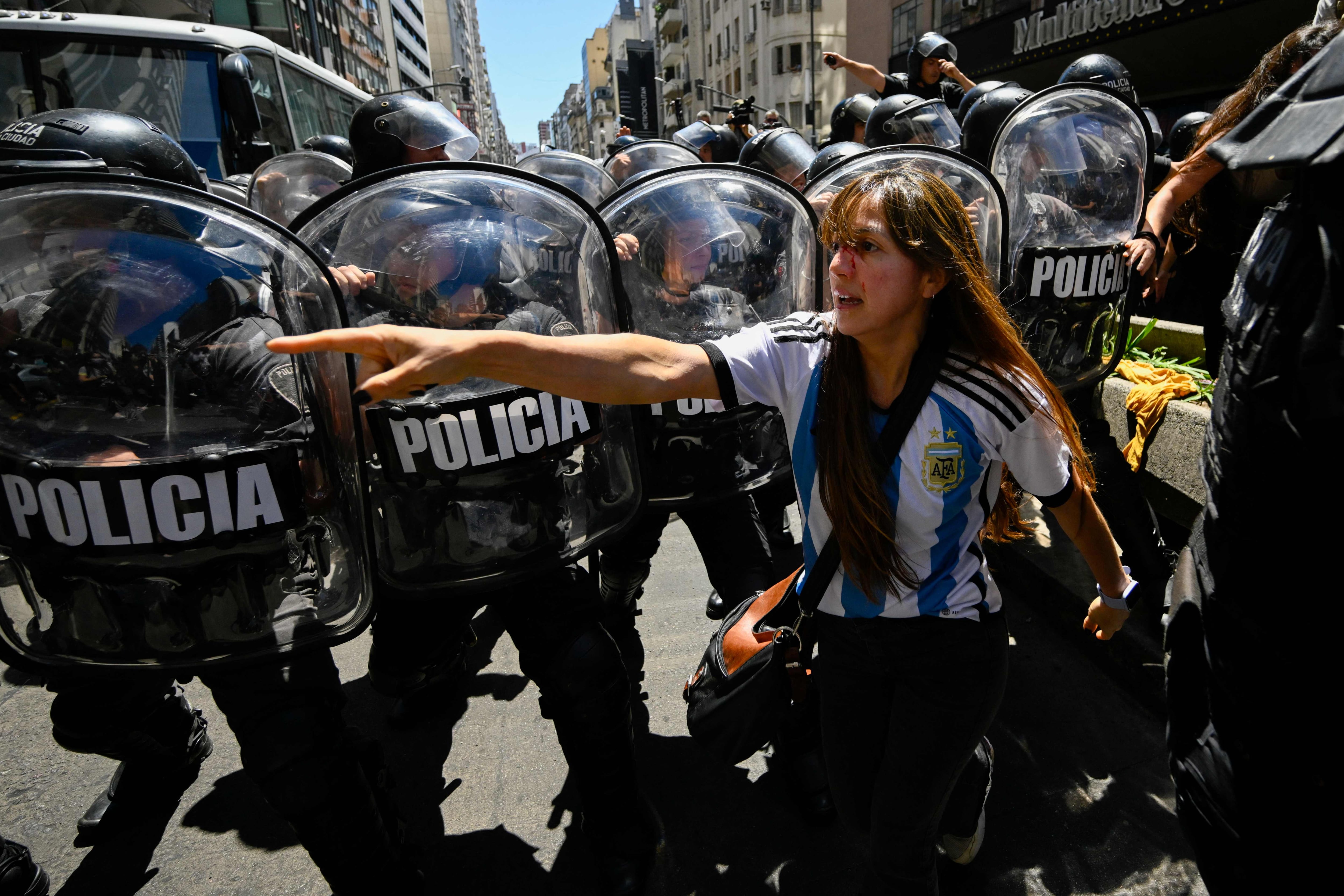 La policía antidisturbios choca con manifestantes después de un movimiento convocado por la Unión Obrera Argentina (CGT) contra el decreto de emergencia del presidente Javier Milei en Buenos Aires este 27 de diciembre de 2023.