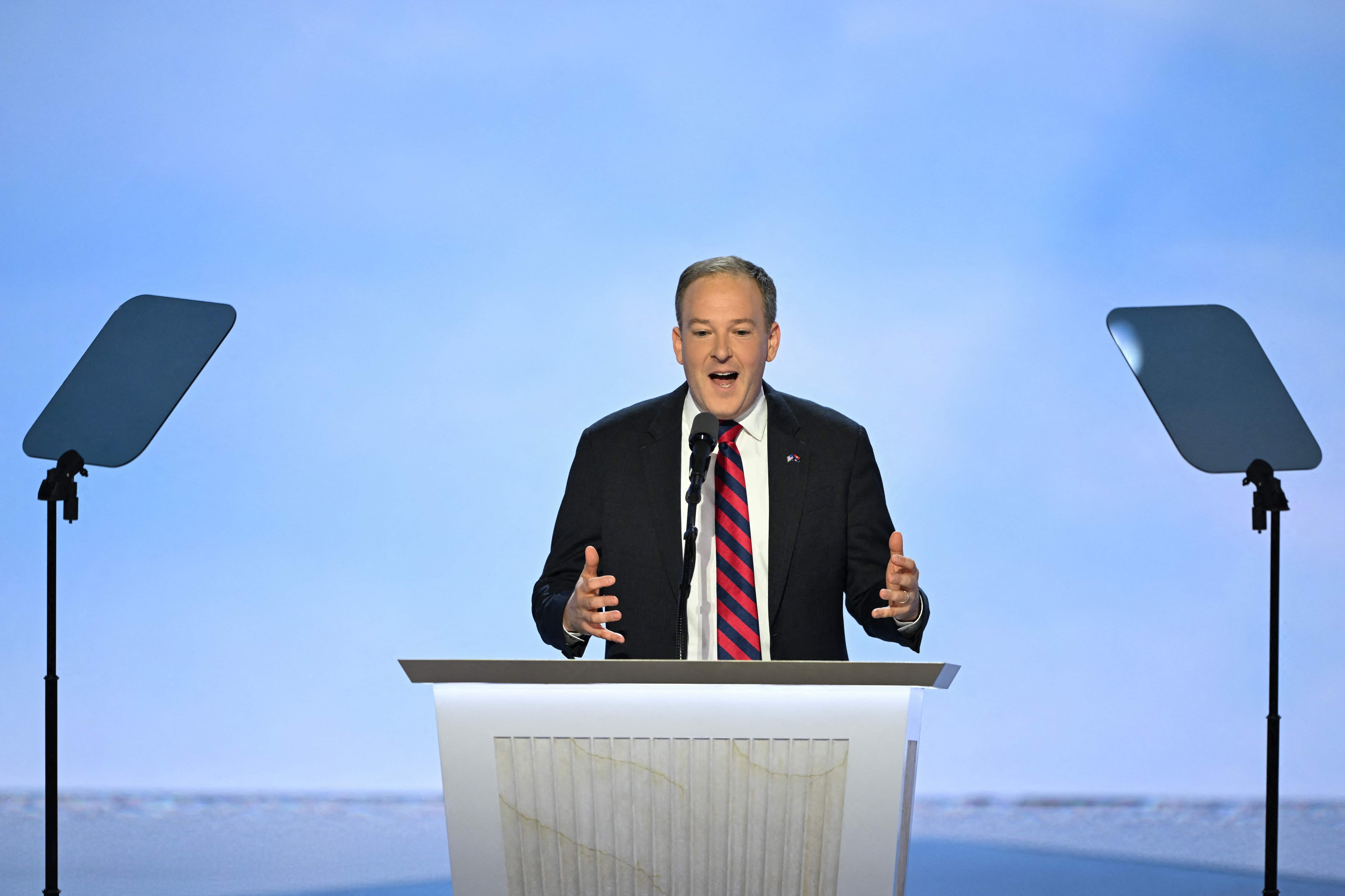 (ARCHIVOS) El exrepresentante estadounidense Lee Zeldin, republicano por Nueva York, habla durante el tercer día de la Convención Nacional Republicana de 2024 en el Foro Fiserv en Milwaukee, Wisconsin, el 17 de julio de 2024.