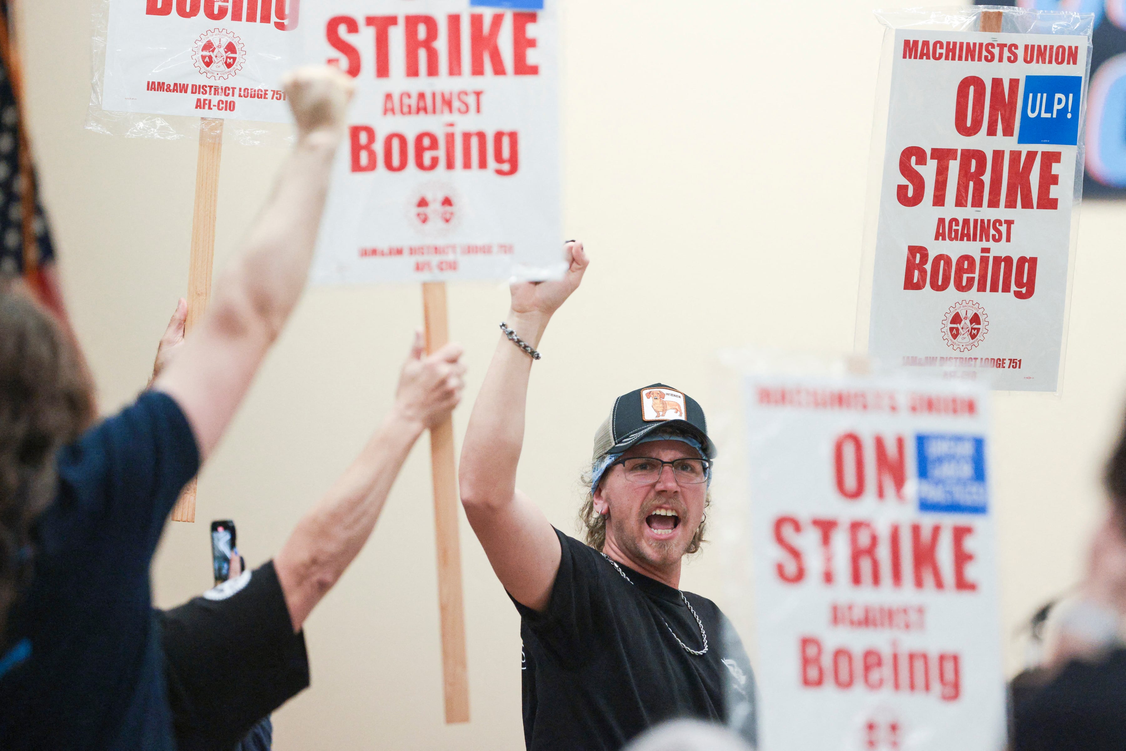 Los trabajadores de Boeing en Seattle votan por huelga tras rechazar un aumento salarial del 25%, afectando la producción de aviones clave.