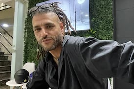 Vino desde México a Costa Rica para conocer a su padre y se quedó en Montezuma, donde ahora es diseñador y creador de joyería artesanal