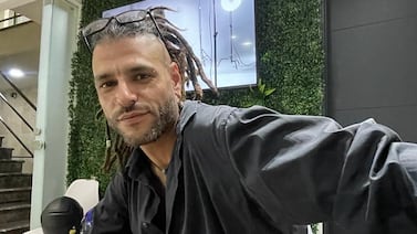 Vino desde México a Costa Rica para conocer a su padre y se quedó en Montezuma, donde ahora es diseñador y creador de joyería artesanal