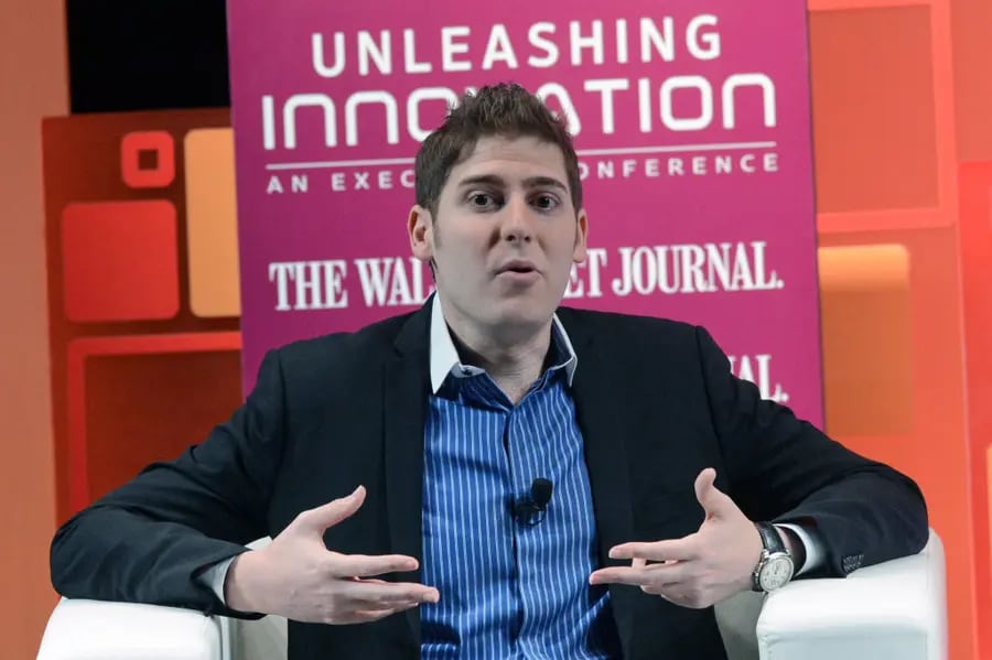 El cofundador de Facebook, Eduardo Saverin, habla durante la conferencia ejecutiva "Unleashing Innovation" del Wall Street Journal, celebrada en Capella Singapore, en la isla de Sentosa, Singapur, el 21 de febrero de 2013. El multimillonario singapurense afirmó que sería difícil seguir el ejemplo de Facebook, pero que desea tener un impacto positivo en el mundo como inversor. AFP PHOTO / ROSLAN RAHMAN (Foto de Roslan RAHMAN / AFP) (Foto de ROSLAN RAHMAN/AFP vía Getty Images)