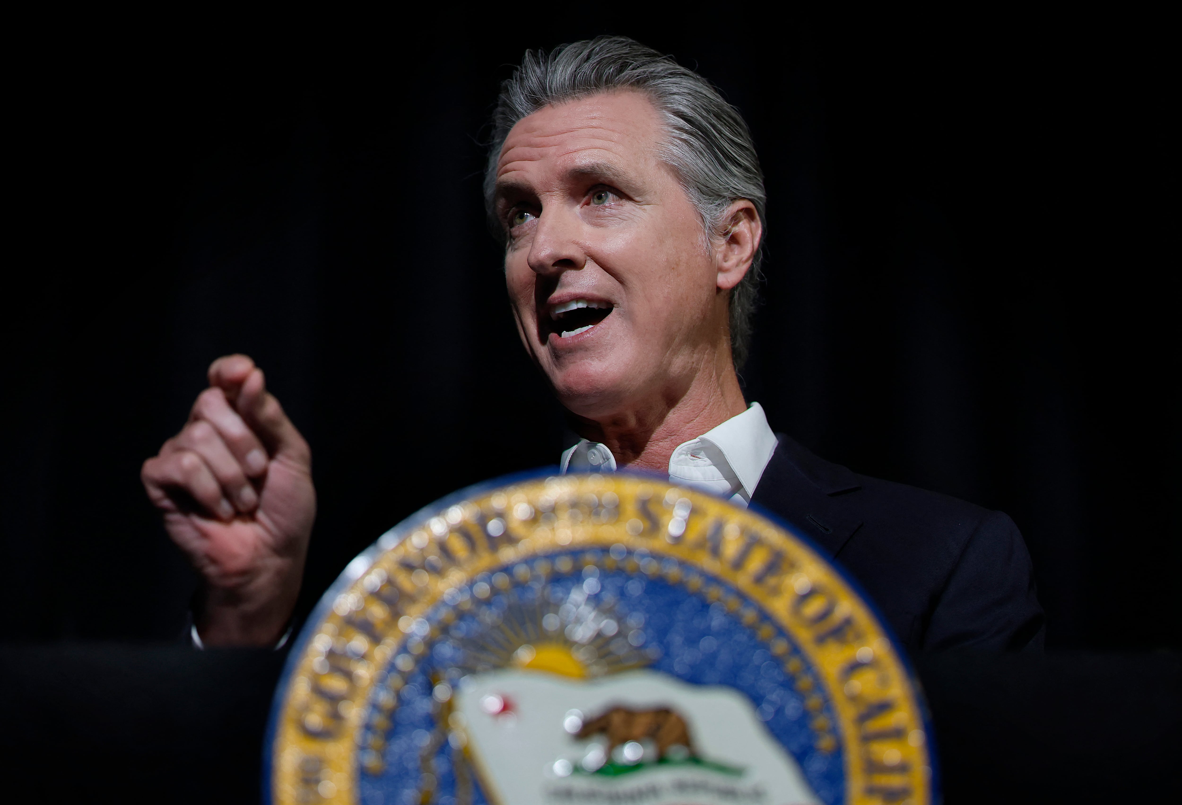 El gobernador de California, Gavin Newsom, habló con la prensa tras participar en una charla informal en la Cumbre Económica de California el 22 de octubre de 2025 en Stockton, California. El gobernador Newsom respondió preguntas sobre los planes del gobierno de Trump para desplegar agentes de la patrulla fronteriza y la Guardia Nacional en San Francisco.