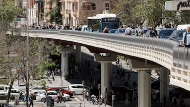 Caos y confusión en calles de España por apagón; personas se lanzan a sacar efectivo de los cajeros