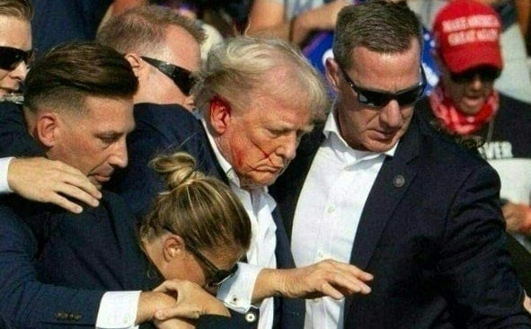 El expresidente Donald Trump resultó herido en una oreja este sábado en un intento de asesinato durante un acto político, en Btuler, Pensilvania, antes de las elecciones presidenciales de noviembre. (Foto: Rebecca DROKE / AFP)
