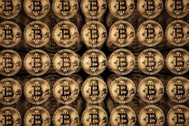 Cómo la apuesta de Trump por las criptomonedas está socavando el poderío estadounidense