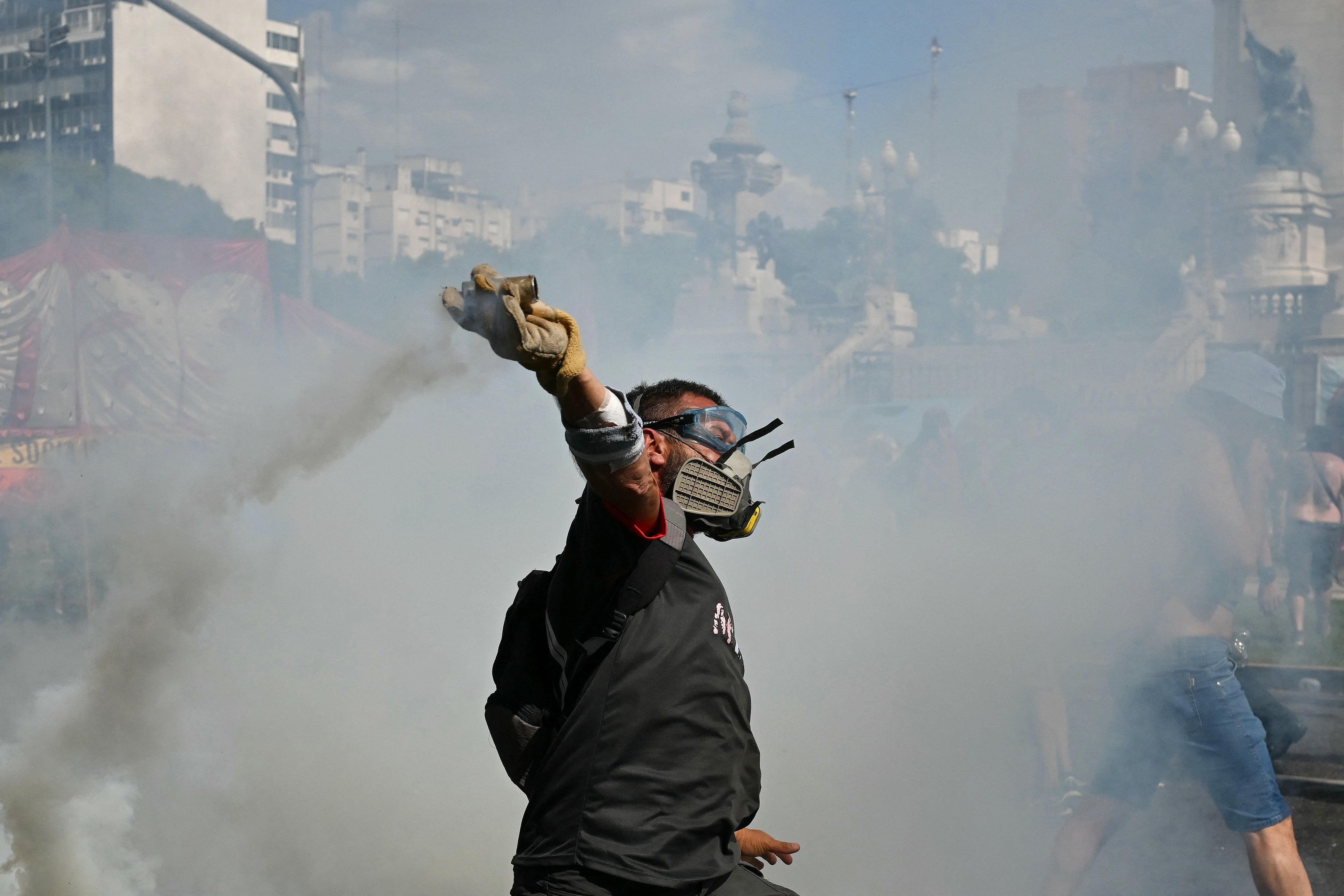 Un manifestante devuelve una lata de gas lacrimógeno a la policía antidisturbios durante una protesta convocada por sindicalistas contra el debate sobre la reforma laboral que se lleva a cabo en el Congreso Nacional en Buenos Aires el 11 de febrero de 2026.
La policía argentina disparó gas lacrimógeno y utilizó cañones de agua el 11 de febrero para dispersar a los manifestantes, quienes arrojaron piedras y bombas incendiarias frente al Congreso durante un debate en el Senado sobre reformas laborales radicales.