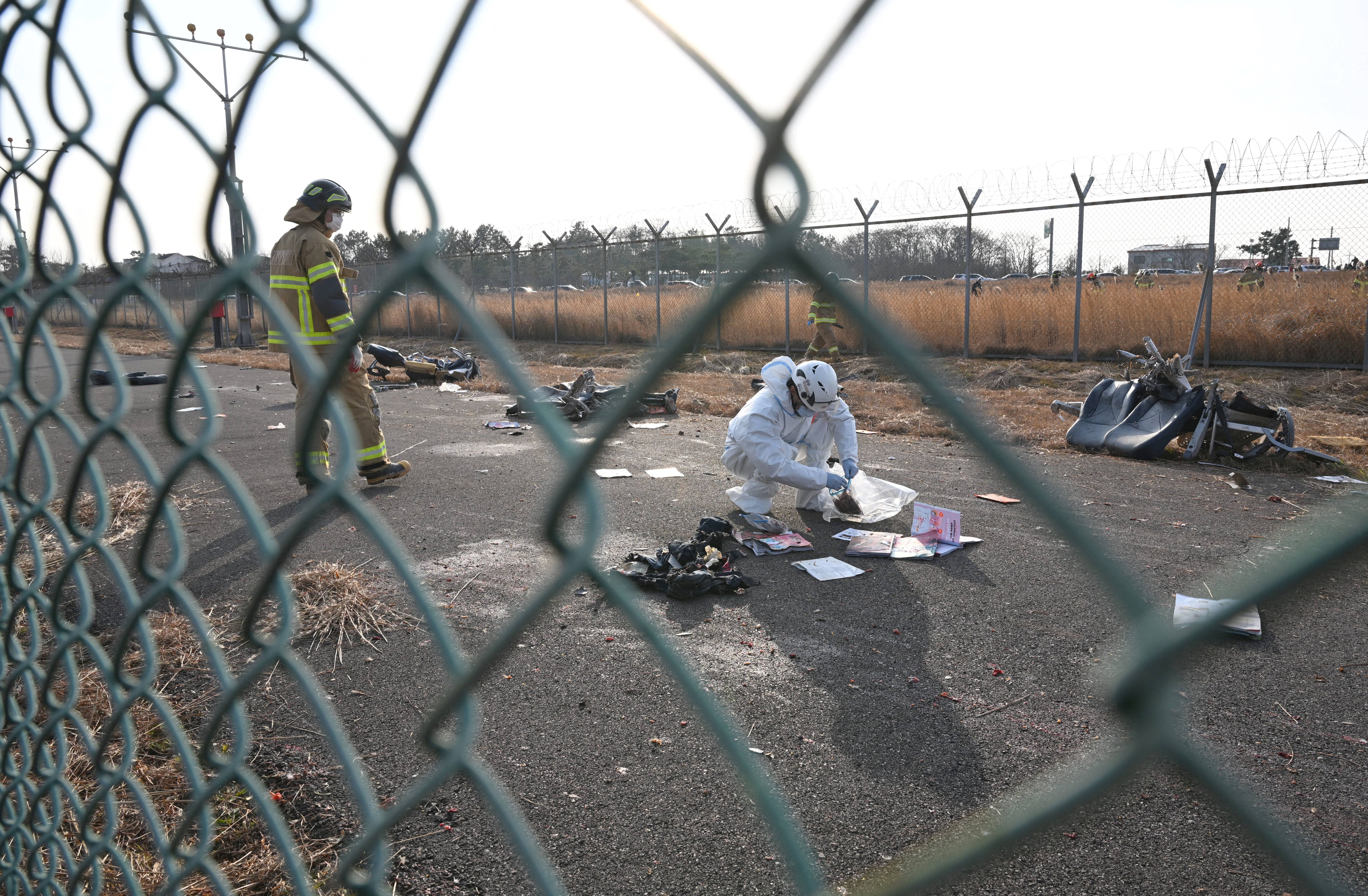 Avión de Corea se estrelló contra un muro de concreto en el aeropuerto de Muan, en Corea del Sur, causando la muerte de 179 personas de las 181 que viajaban en la aeronave.