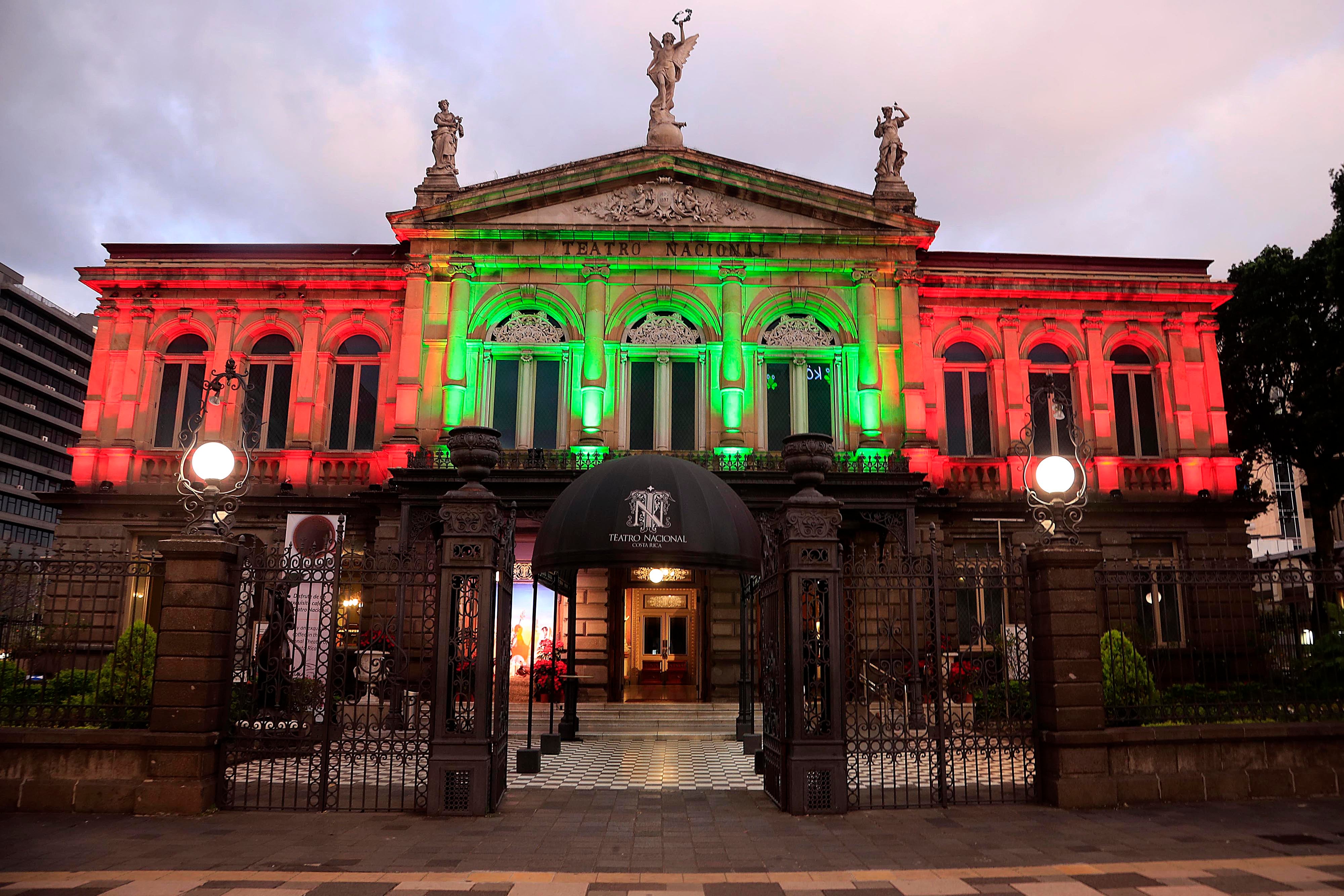 03/02/2024     San José, avenida segunda. Teatro Nacional. Foto: Rafael Pacheco Granados