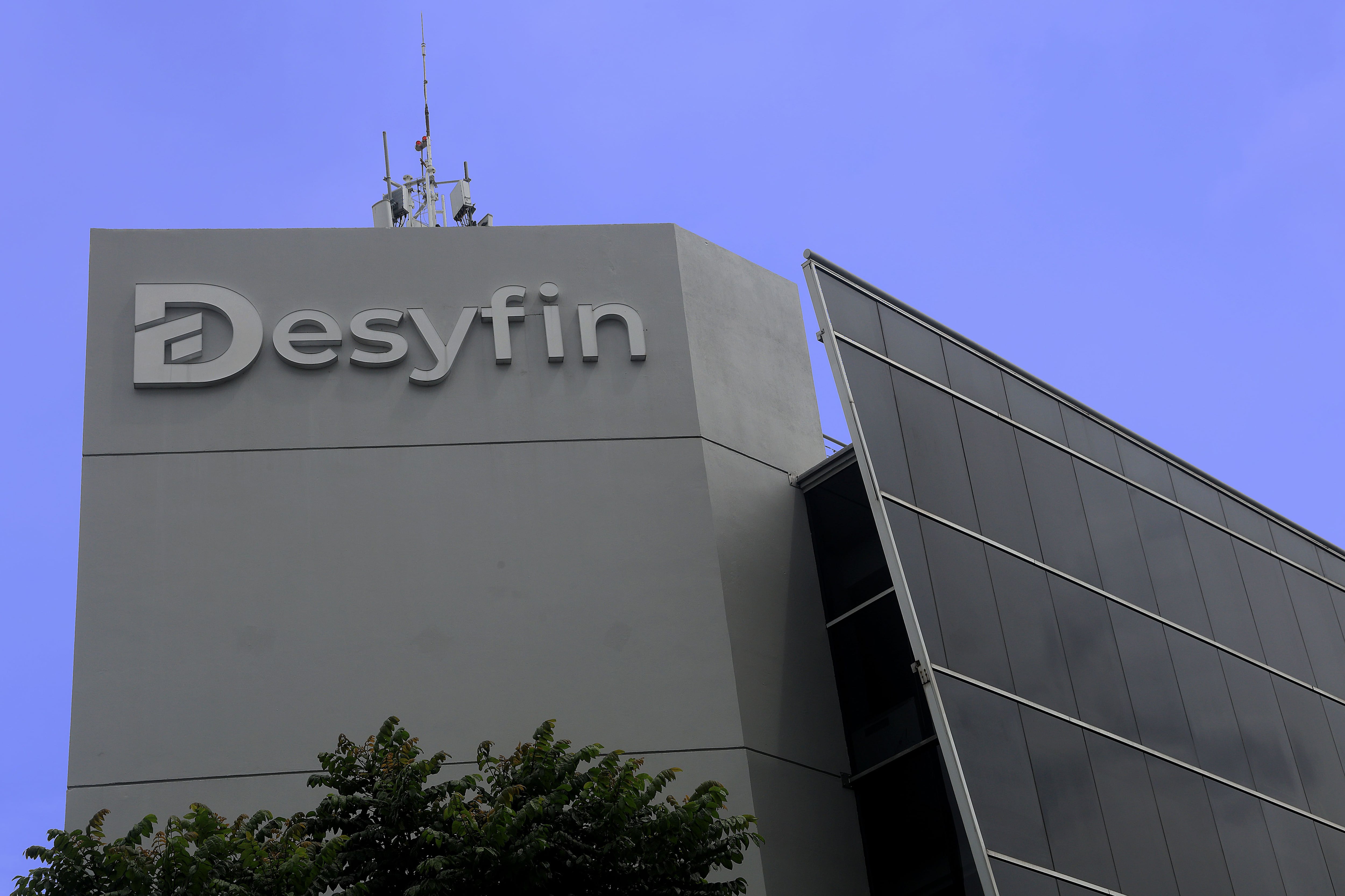 Vista del edificio de Financiera Desyfin en Costa Rica, con su logotipo en la fachada y estructura moderna. La empresa está en proceso de resolución.