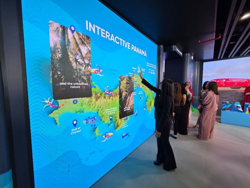 Visitantes recorren el área dedicada a la promoción turística de Panamá.