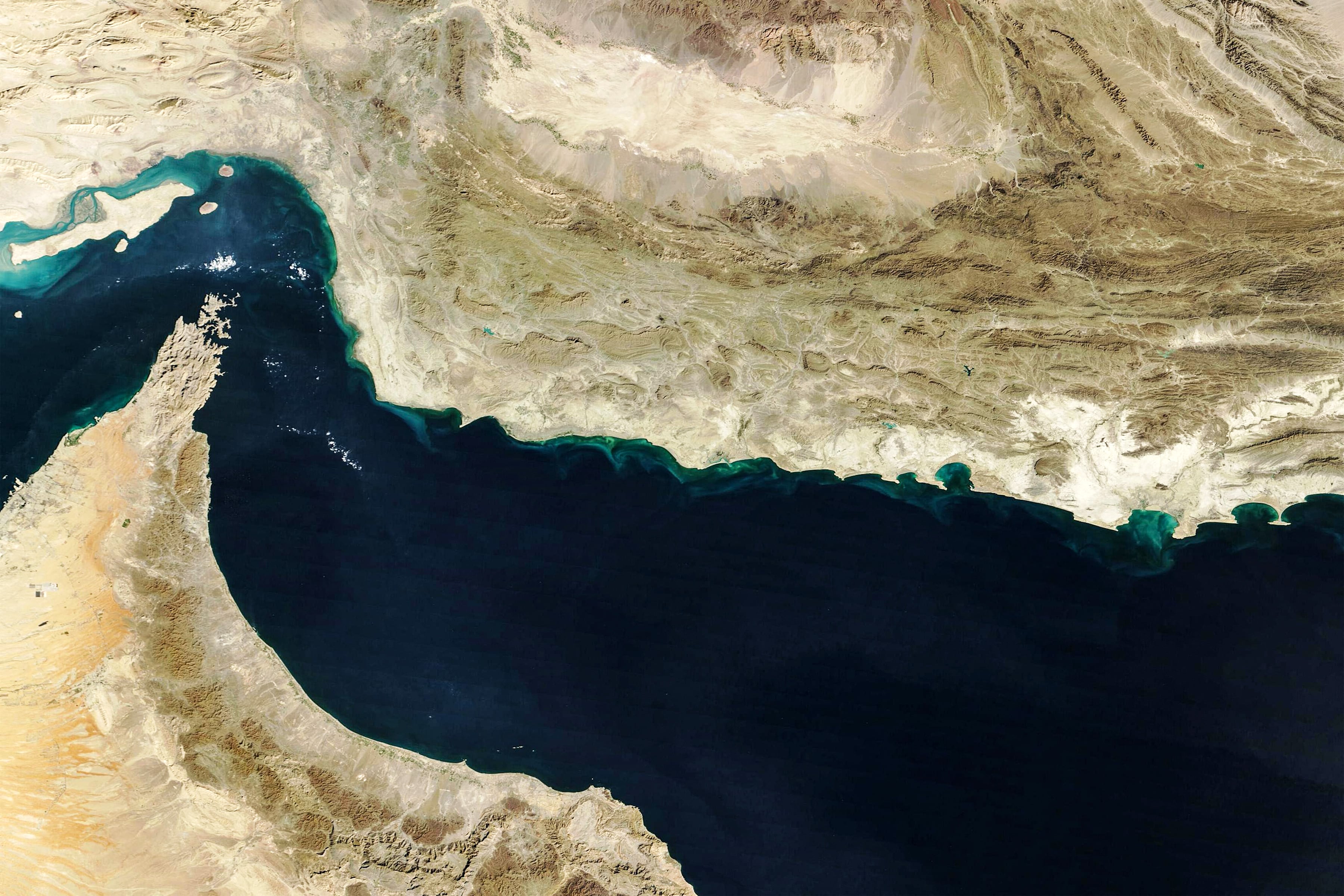 El estrecho de Ormuz se encuentra entre el Golfo de Omán y el Golfo Pérsico, y por el pasa uno de cada cuatro barriles de petróleo en el mundo.