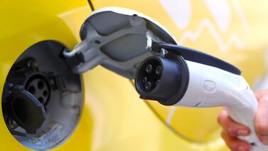 Dueños de carros eléctricos piden buen estado de los cargadores para vacaciones