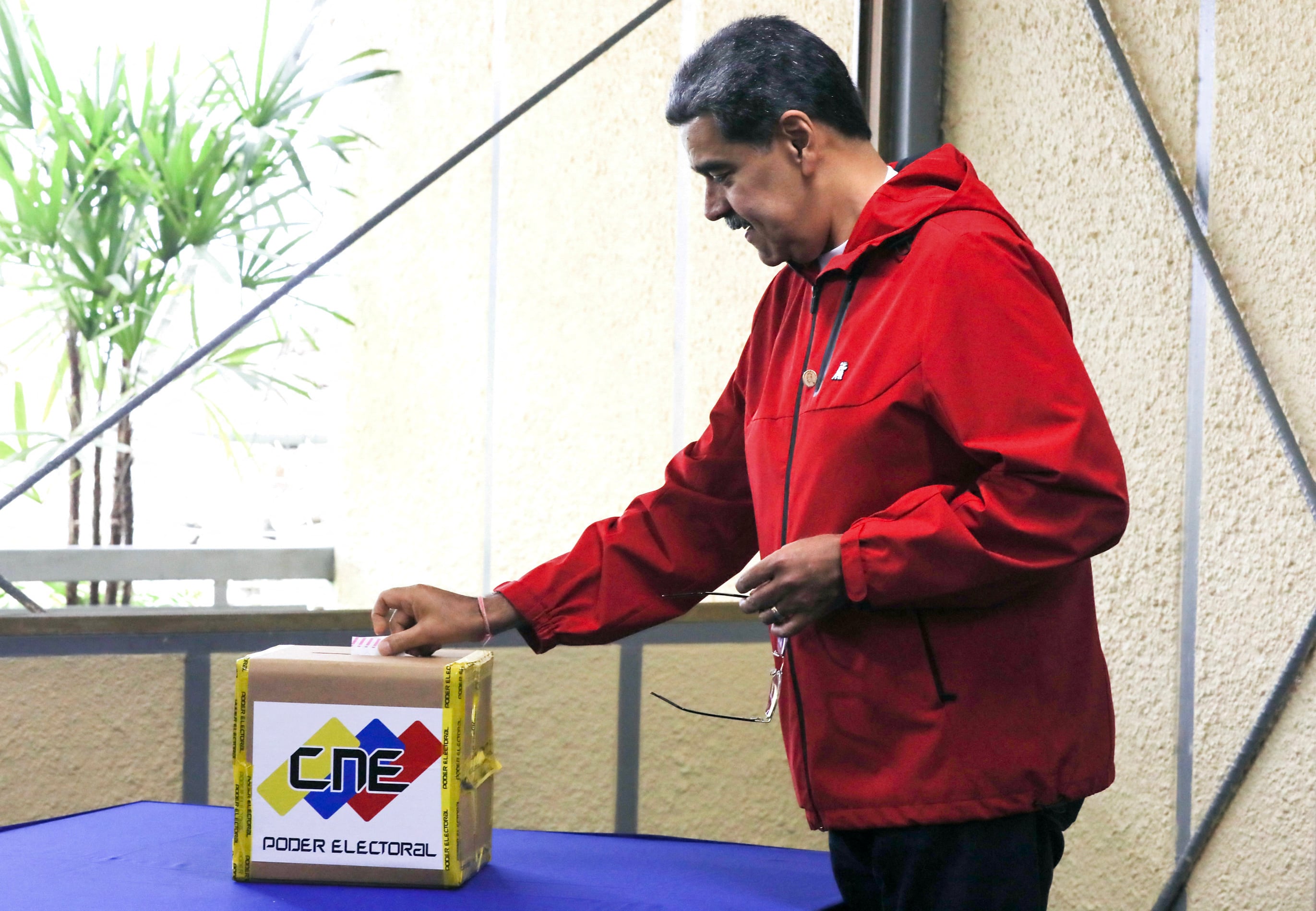 In this handout picture released by the Venezuelan Presidendy Venezuela's President Nicolas Maduro casts his vote at a polling station during municipal elections in Caracas on July 27, 2025. (Photo by Zurimar CAMPOS / Venezuelan Presidency / AFP) / RESTRICTED TO EDITORIAL USE - MANDATORY CREDIT "AFP PHOTO / VENEZUELAN PRESIDENCY / ZURIMAR CAMPOS" - NO MARKETING NO ADVERTISING CAMPAIGNS - DISTRIBUTED AS A SERVICE TO CLIENTS