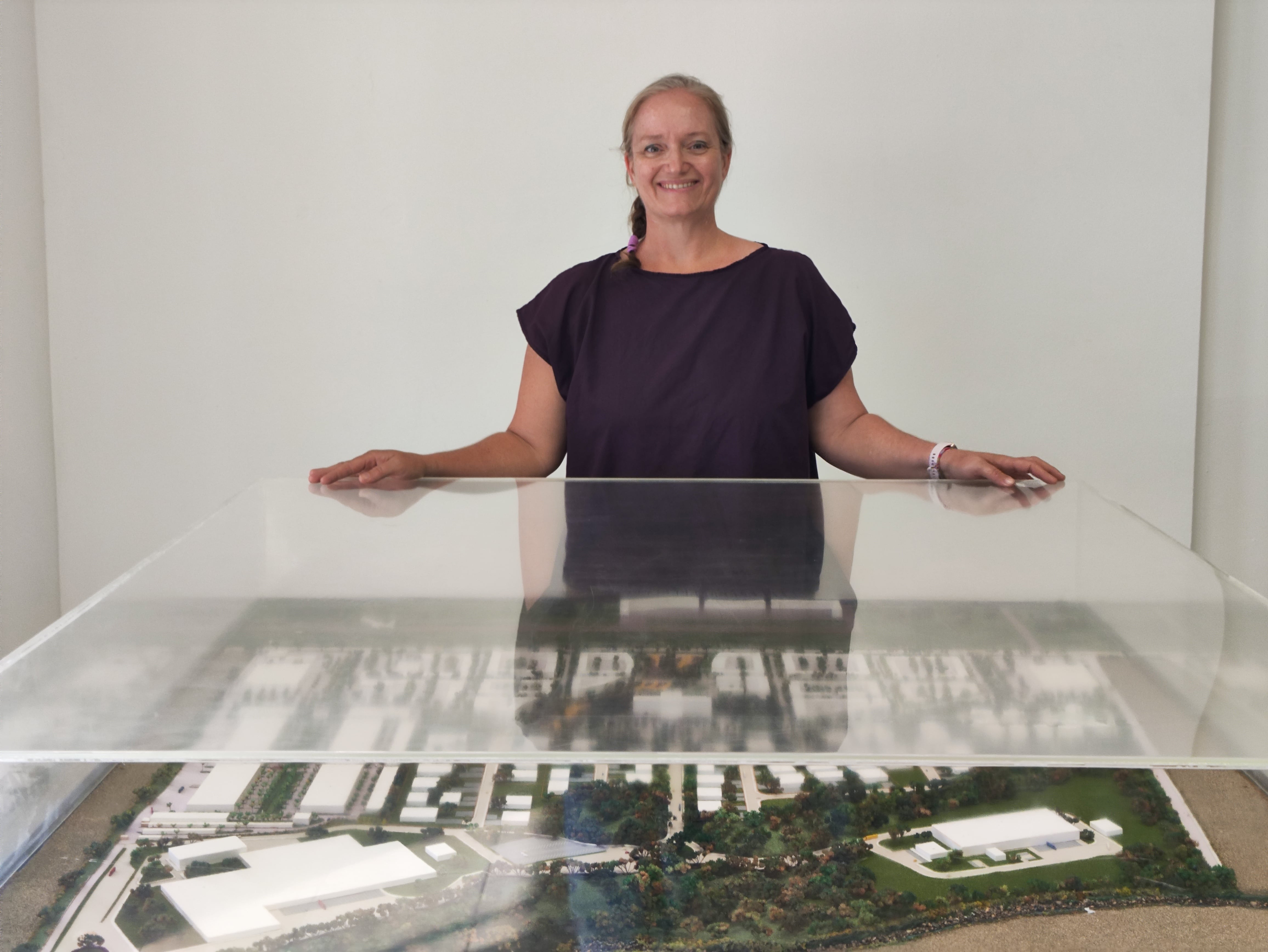 Tina Carman, de Solarium, frente a una maqueta del complejo ubicado frente al aeropuerto de Liberia.