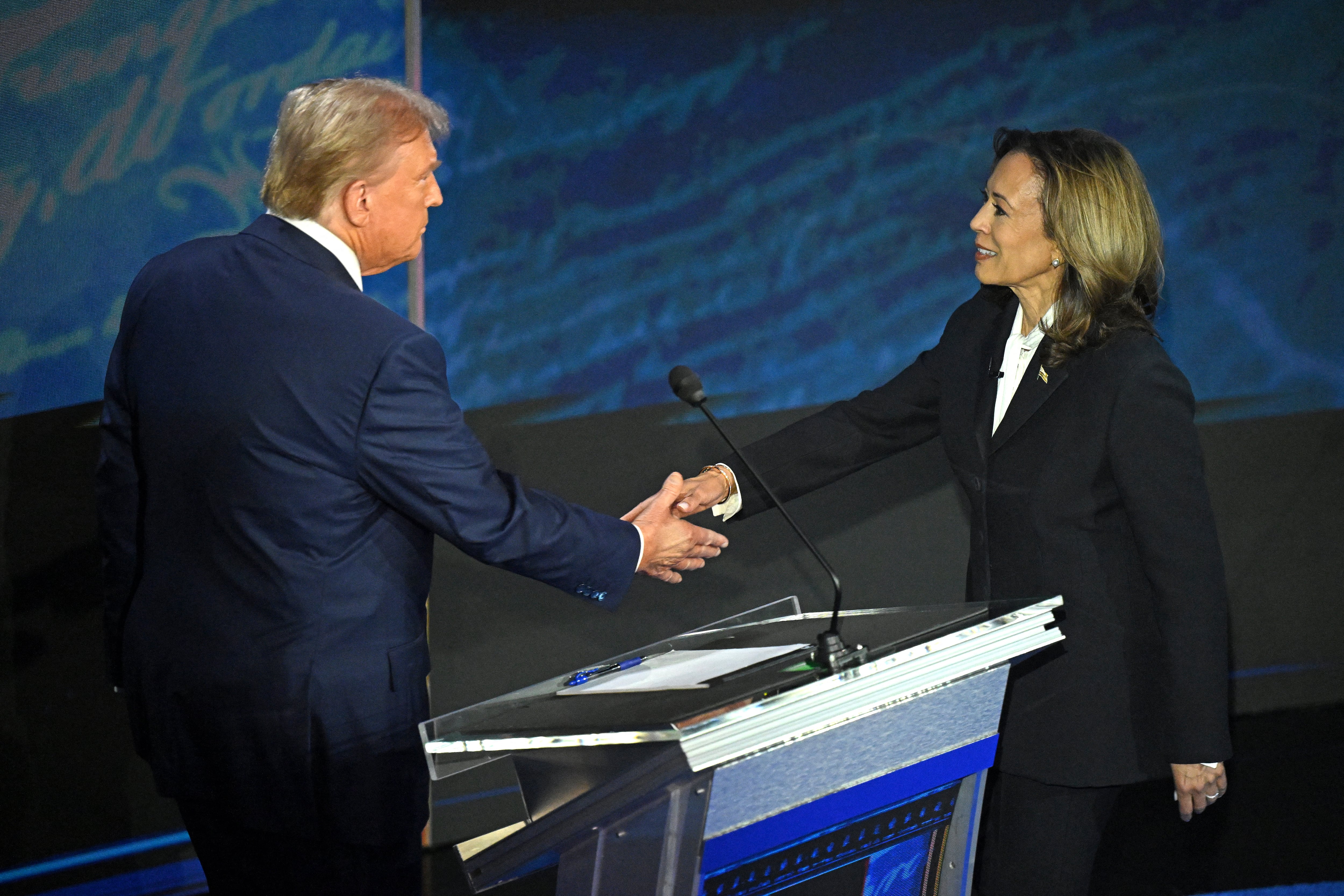 La vicepresidenta y candidata presidencial demócrata Kamala Harris estrecha la mano con el expresidente y candidato presidencial republicano Donald Trump durante el debate presidencial en el National Constitution Center en Filadelfia, Pennsylvania, en setiembre de este año. (Foto: AFP)