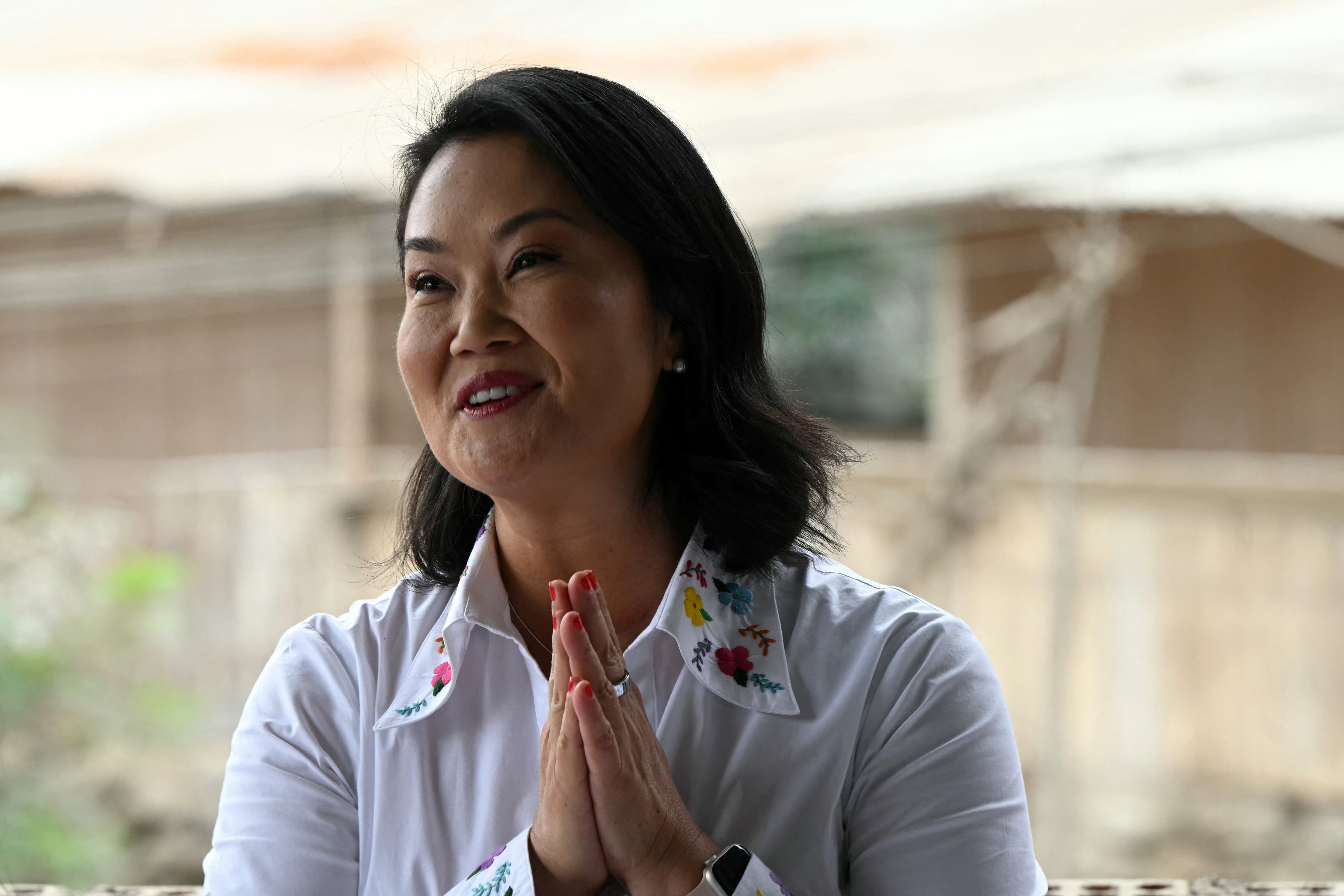 La candidata presidencial peruana Keiko Fujimori, del partido Fuerza Popular, gesticula durante un desayuno electoral en San Juan de Lurigancho, en las afueras del norte de Lima, el 7 de junio de 2026. Los peruanos elegirán a su noveno presidente en 10 años en una reñida segunda vuelta entre la conservadora Keiko Fujimori y el izquierdista Roberto Sánchez, quienes intentan ganarse el voto de personas hartas del caos político y el aumento de la delincuencia.