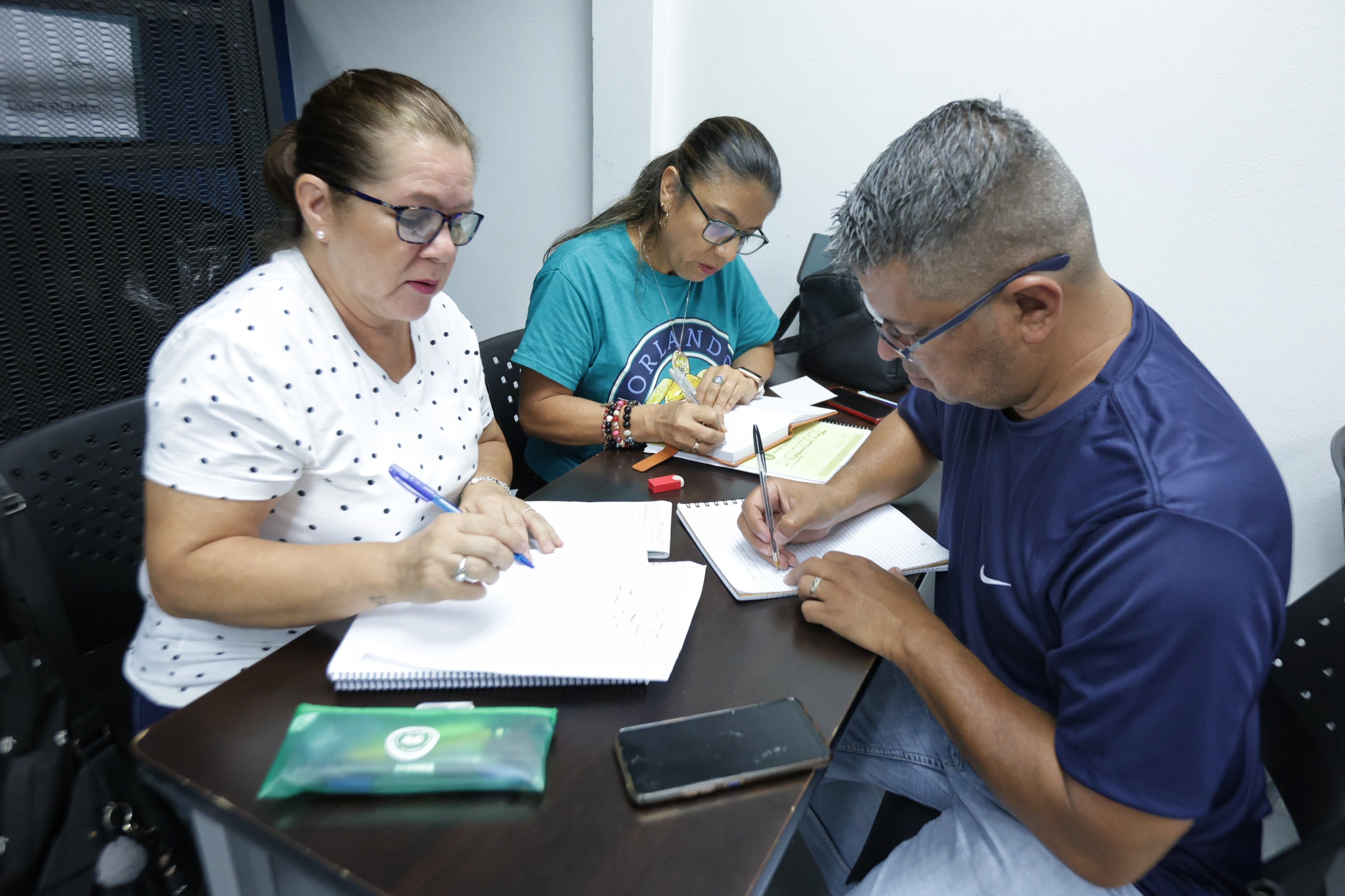 20/09/2024/ trabajo sobre la soledad, reportaje de adultos mayores durante cursos varios en que ven en AGECO. Ellos ven en esos cursos una forma de no sentirse solos y no "enfermarse de soledad" / foto John Durán