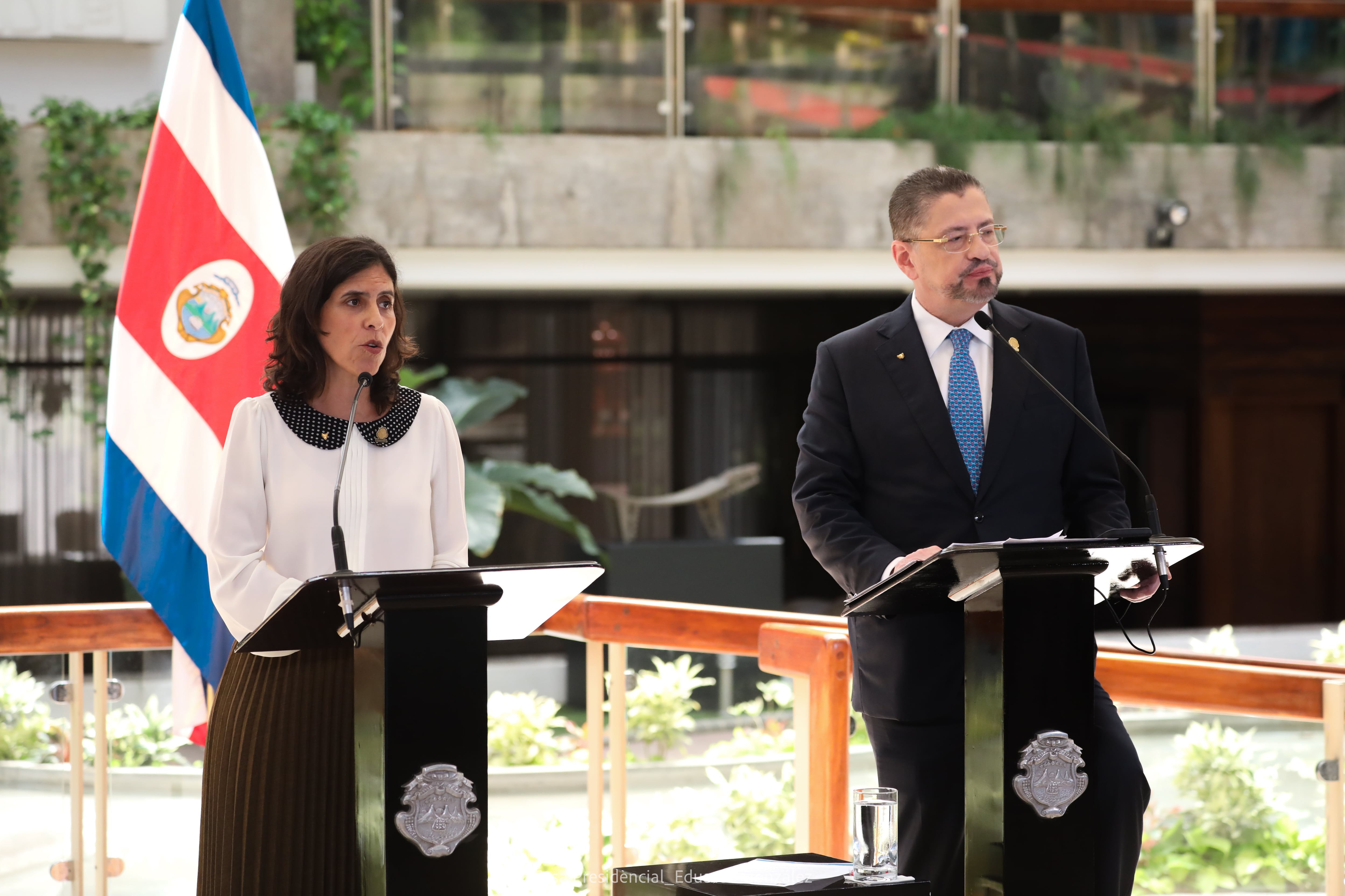 Imágenes de la conferencia de prensa del gobierno de Rodrigo Chaves del 2 de abril del 2025.