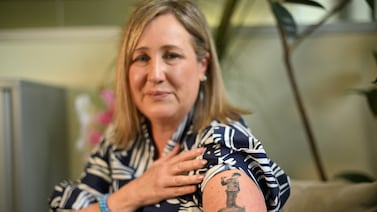 Esta madre perdió a su hijo por el acoso digital; su lucha forjó la prohibición de redes más estricta del mundo