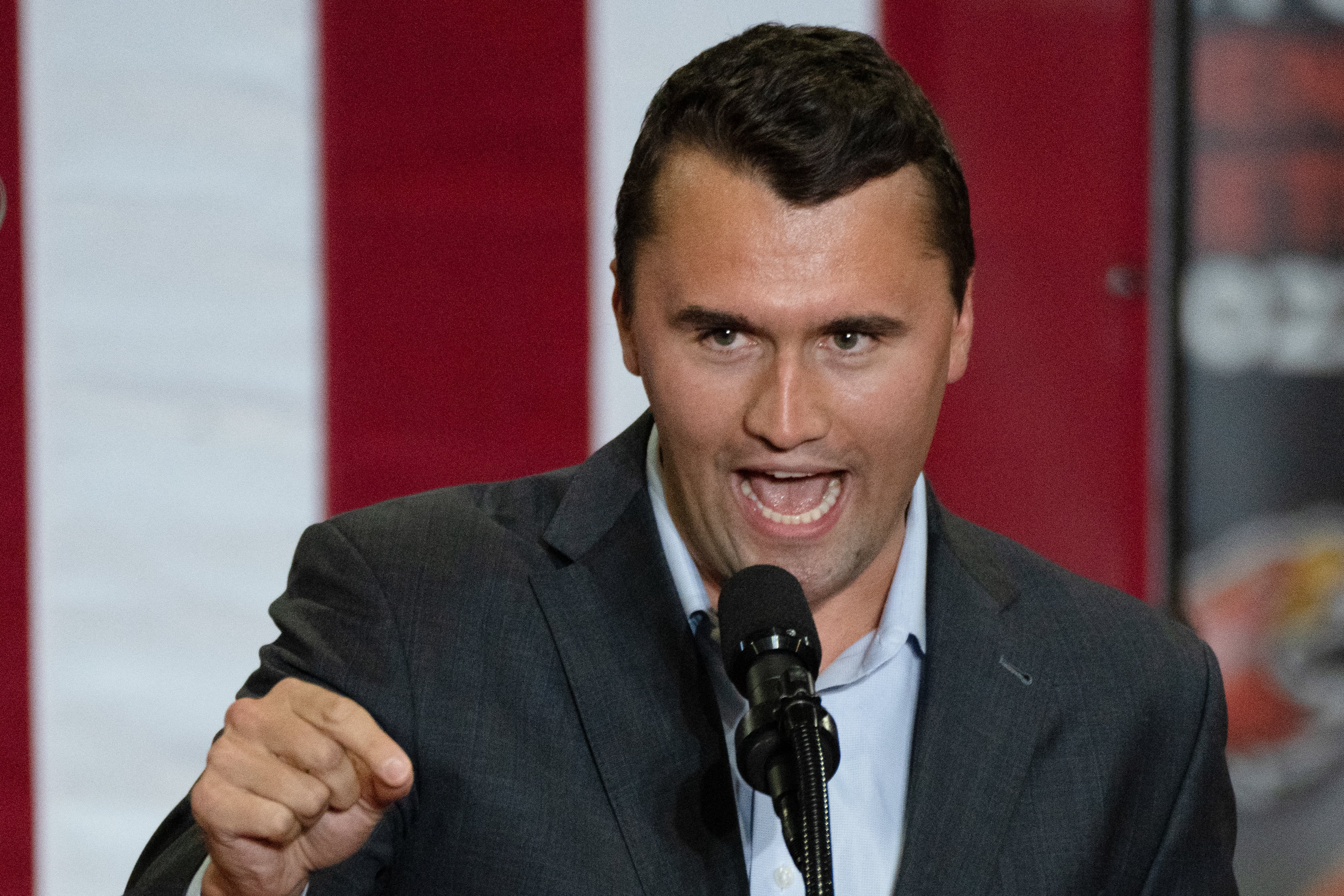 Estados Unidos anuncia que cancelará visas a extranjeros que celebren en redes sociales el asesinato de Charlie Kirk.