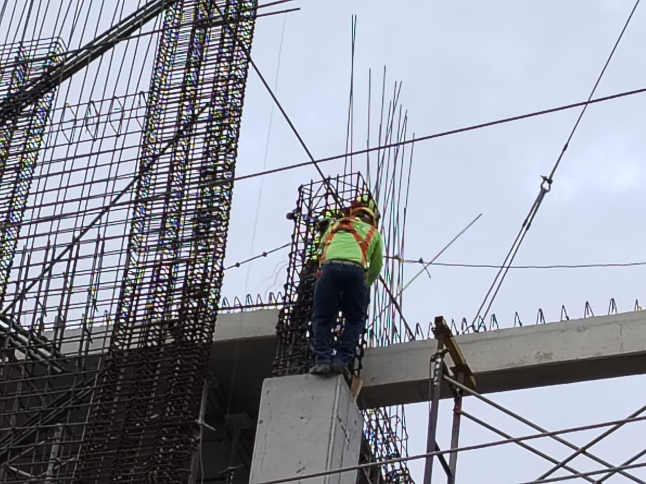 Un trabajador de la construcción en plena jornada laboral en una obra de altura.
