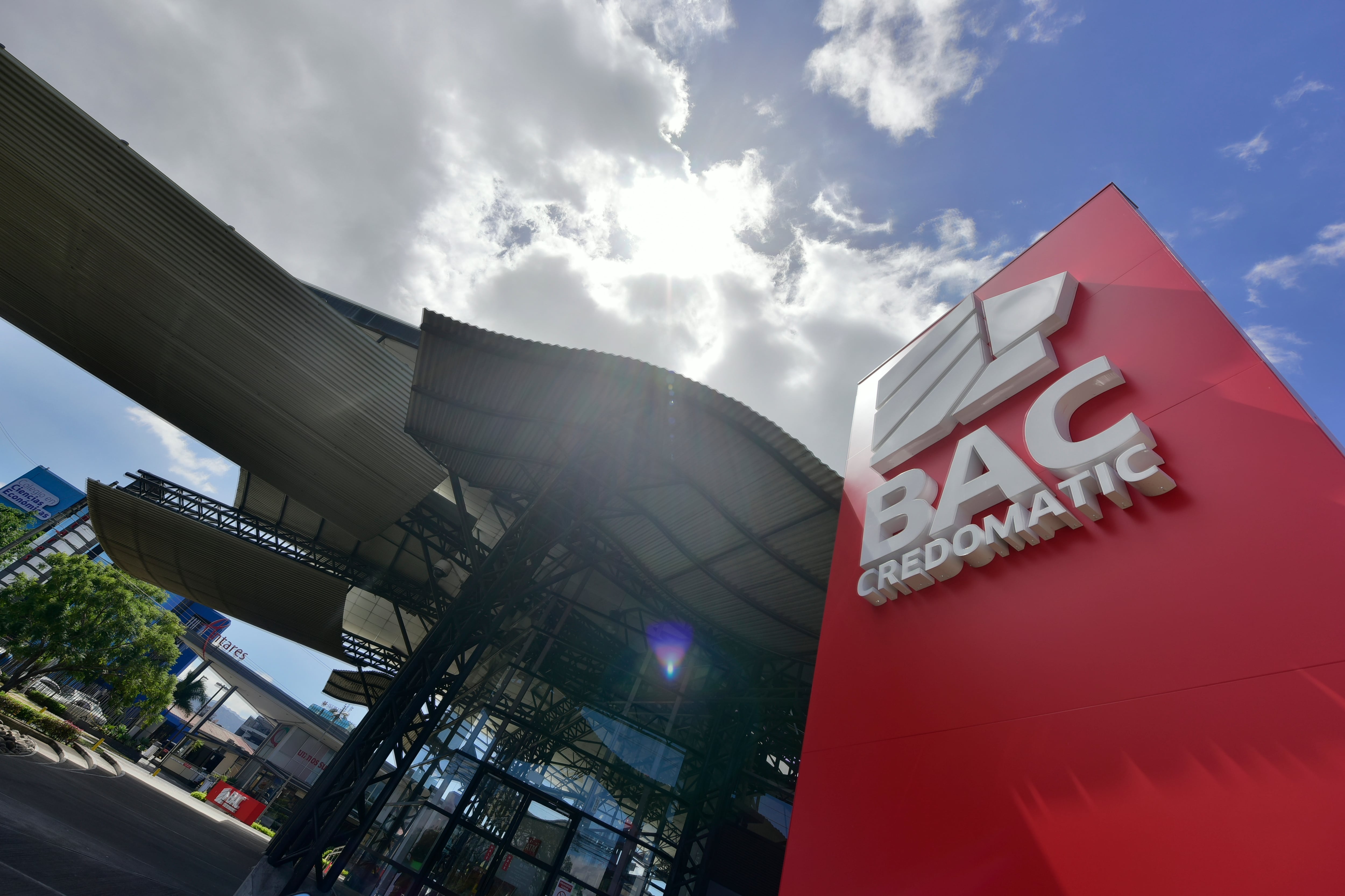 BAC Credomatic reaccionó este miércoles luego de que el productor audiovisual Christian Bulgarelli denunció que el presidente de la República, Rodrigo Chaves, amenazó con tomar represalias en su contra si no cambiaba su testimonio en el caso judicial conocido como BCIE-Cariñitos. El empresario aseguró que parte de las revanchas tendrían relación con el banco privado.