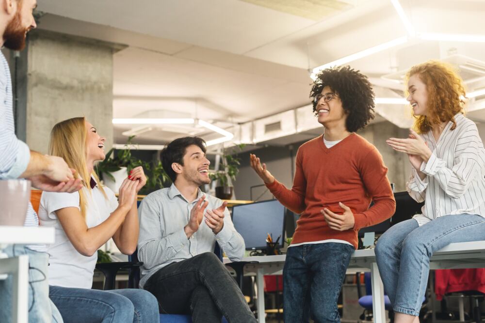 Equipo de trabajo reconociendo a uno de sus integrantes.