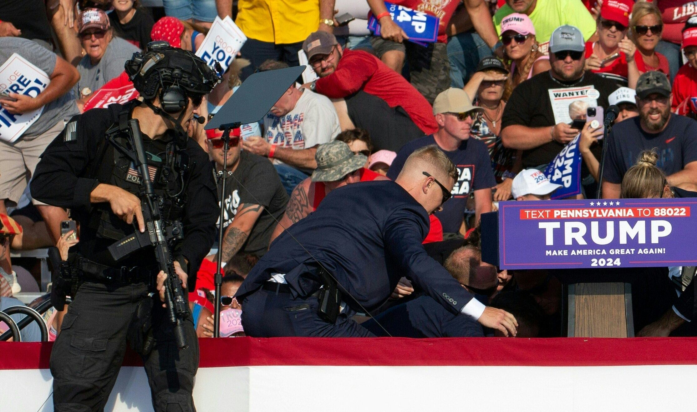El Servicio Secreto actuó de inmediato para salvaguardar al expresidente de los Estados Unidos, Donald Trump, en un intento de asesinato en un mitin en Pensilvania, Estados Unidos. Foto: AFP