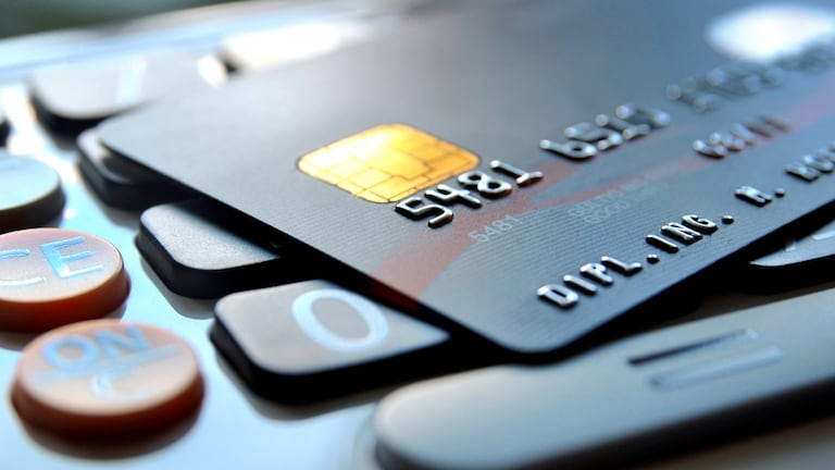 ¿Su banco le cobra por incumplir un saldo mínimo en la cuenta? Estos son los cargos que le hacen entidades financieras a sus clientes