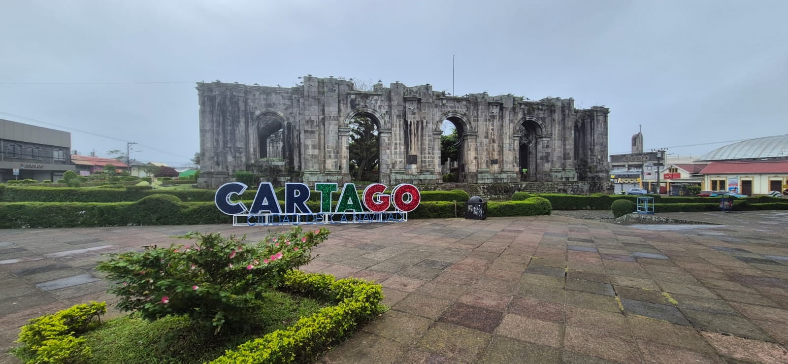 El cantón central de Cartago se prepara para recibir la época más esperada del año con una espectacular iluminación navideña que marcará el inicio oficial de las celebraciones. Este próximo domingo 16 de noviembre, más de 38 figuras luminosas adornarán la Plaza Mayor y las Ruinas de Santiago Apóstol, creando un ambiente mágico para toda la familia a partir de las 5:30 pm.