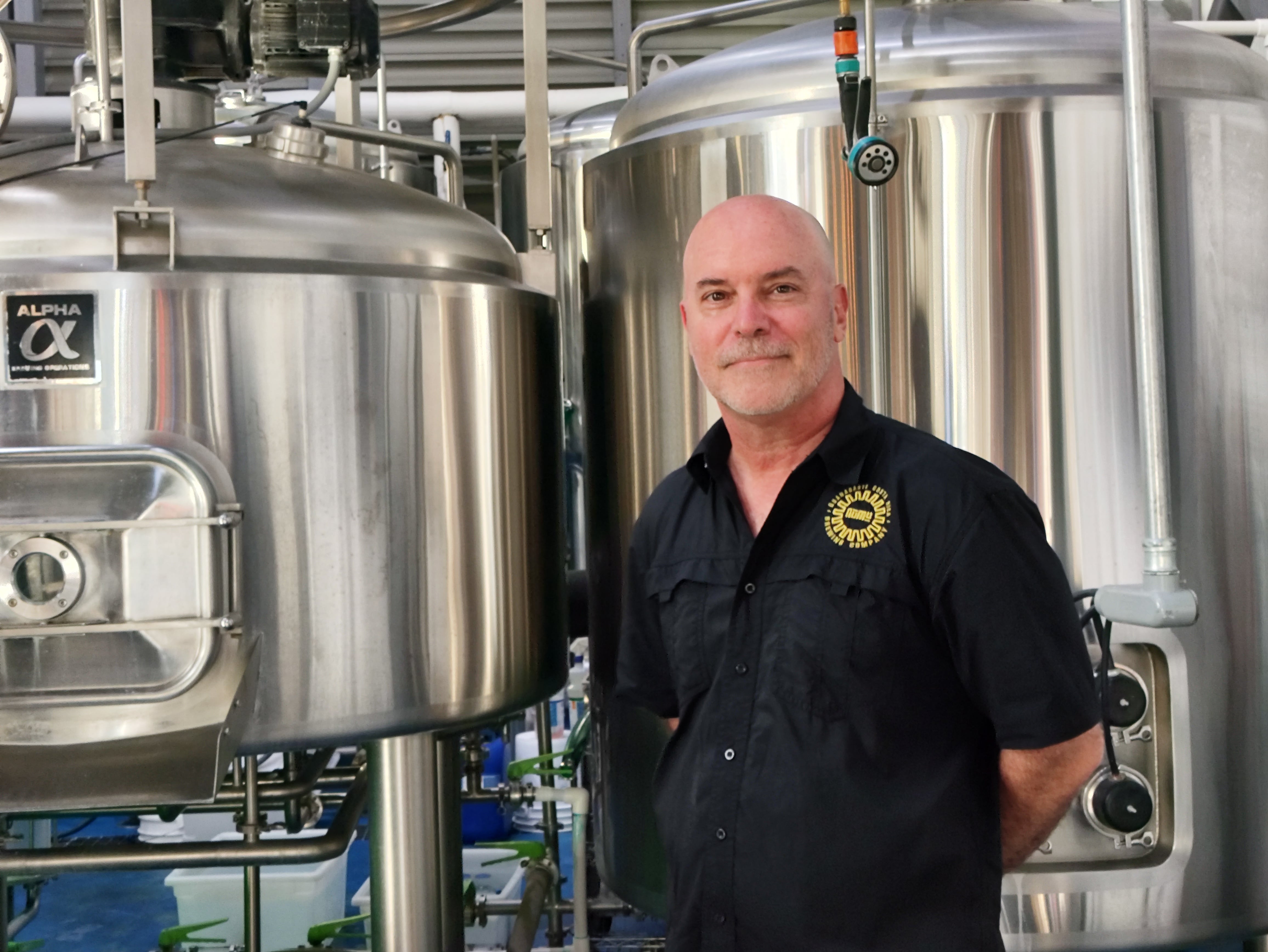 Robert Buethe, fundador y gerente de Numu, en la fábrica donde produce su cerveza artesanal.