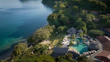 ¿Cuánto cuesta hospedarse en cinco de los hoteles todo incluido mejor calificados de Costa Rica durante las vacaciones de medio año?