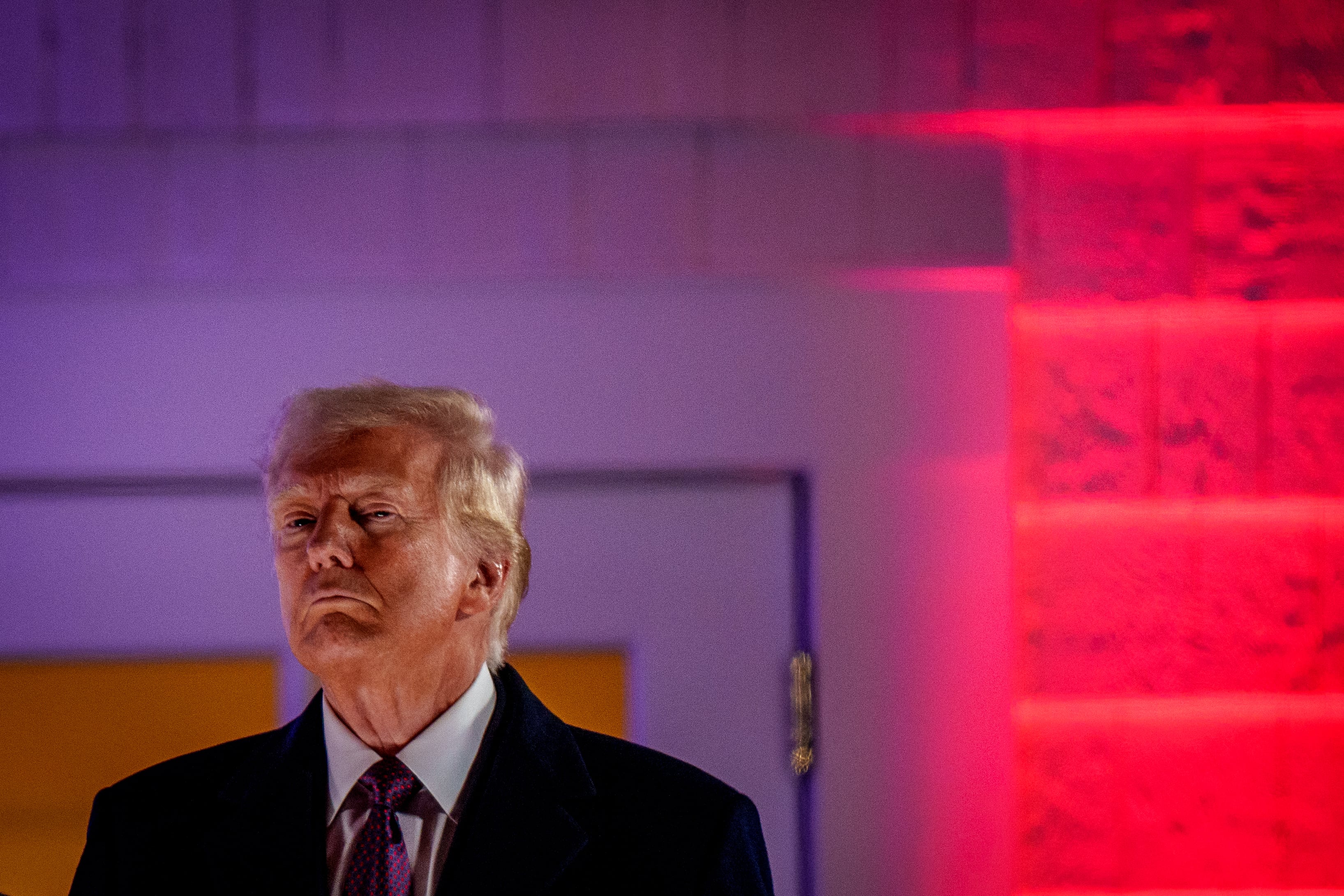 El presidente electo de los Estados Unidos, Donald Trump, asiste a una fiesta privada y un espectáculo de fuegos artificiales en el Trump National Golf Club en Sterling, Virginia. Trump asumirá este lunes 20 de enero.
