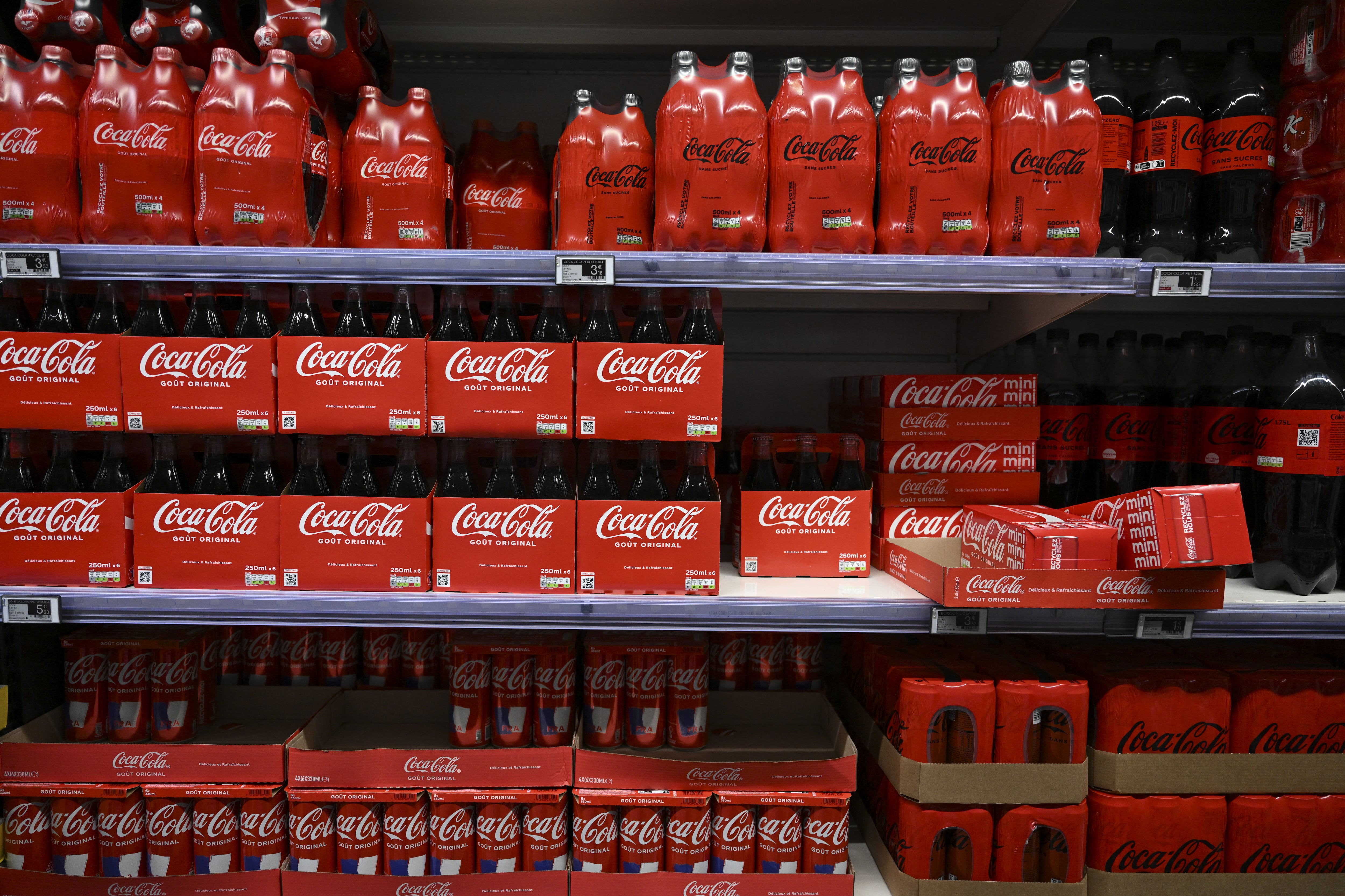 Refrescos Coca-Cola en una estantería de un supermercado en Francia.