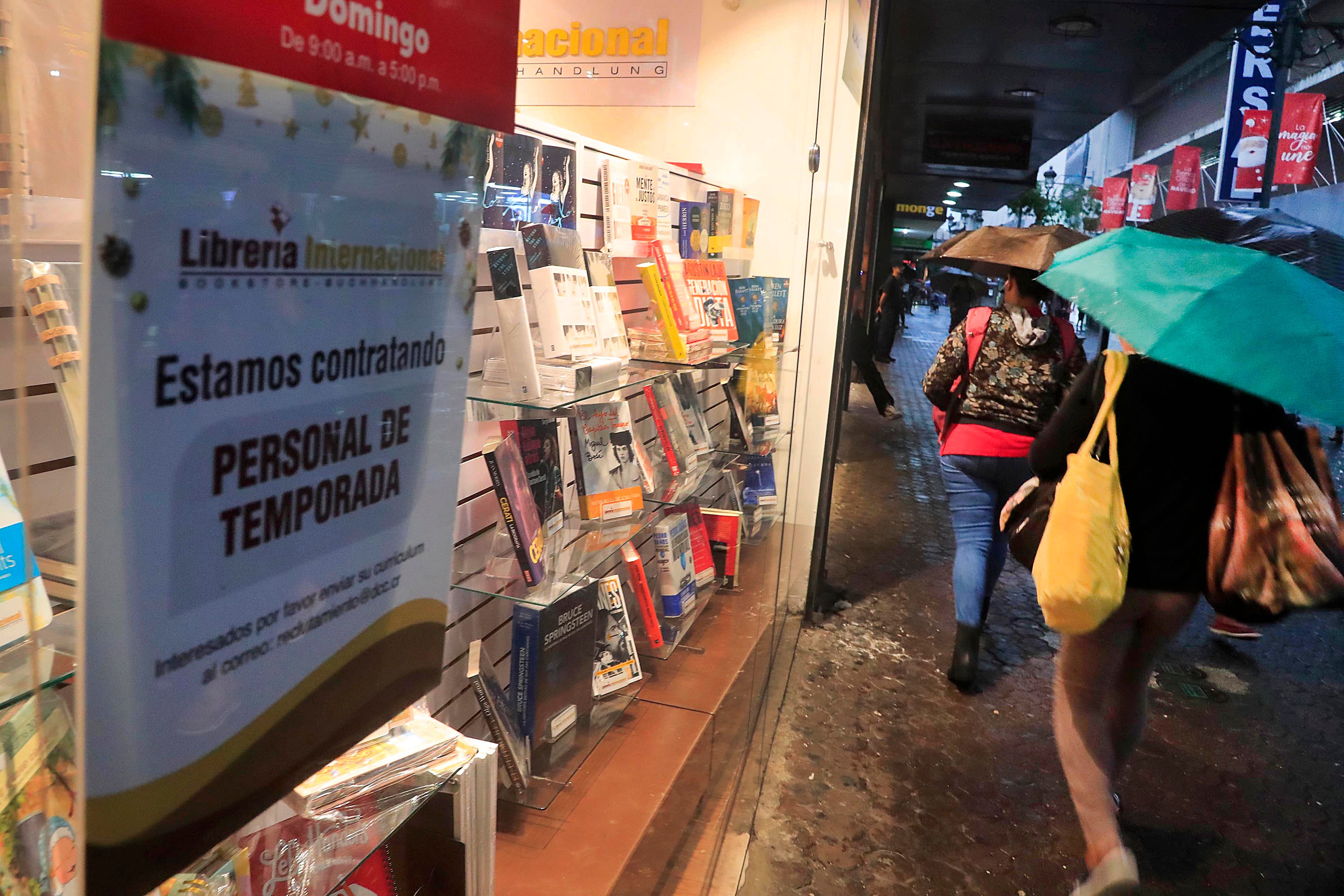 26/10/2023 San José. Recorrido por el avenida central y calles josefinas para ver ambiente de la época navideña, comercio y ofertas de trabajo o empleos de temporada. Muchas tiendas ya ofrecen diversos artículos navideños, ropa, regalos y juguetes, y también se aprecia la presencia de consumidores que quieren adelantarse y no dejar las compras de Navidad para última hora.