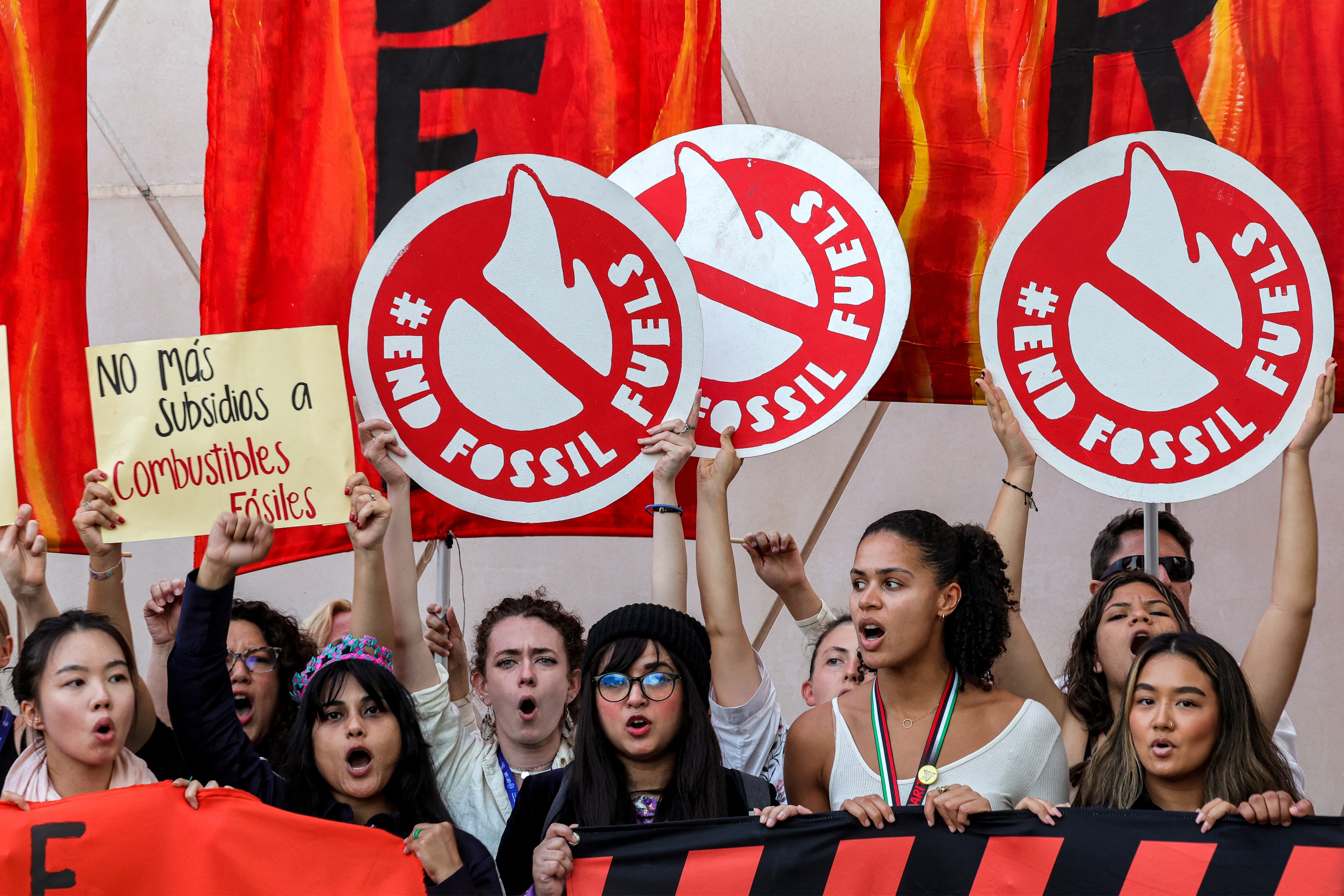 Activistas levantaron pancartas durante una protesta contra los combustibles fósiles durante la Conferencia de las Naciones Unidas sobre el Cambio Climático COP28 en Dubai este miércoles 12 de diciembre. Fotografía: AFP.