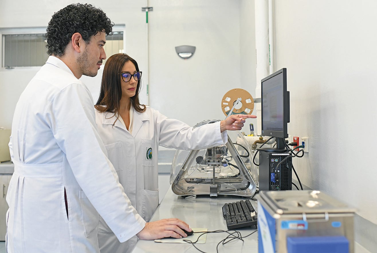 Unos investigadores de la Escuela de Ingeniería Química de la UCR trabajaron con diferentes técnicas para ver de qué manera se podían degradar los microplásticos en el menor tiempo posible y que causen menos impacto en el ambiente.