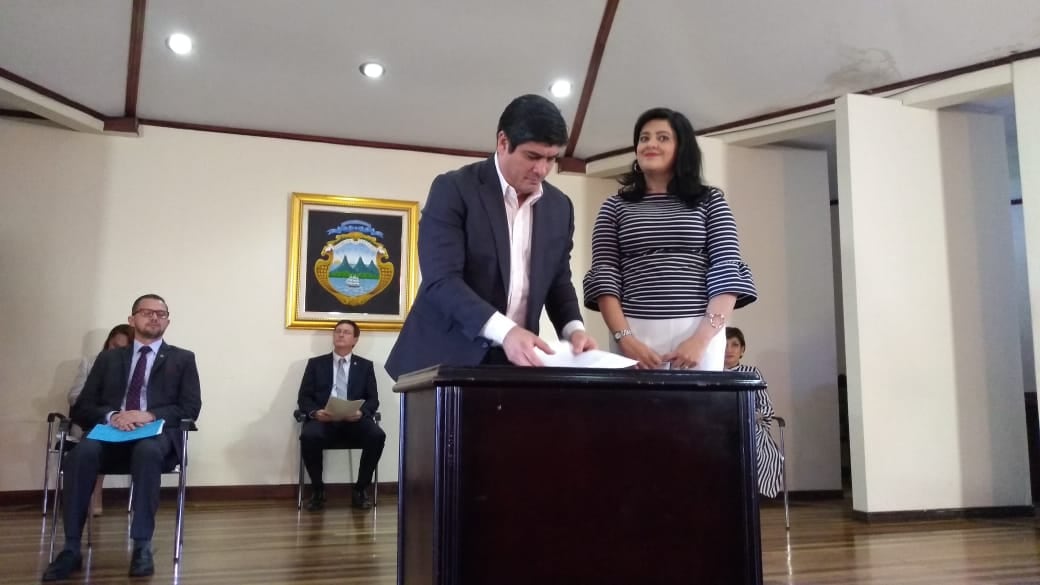 El Presidente Carlos Alvarado firmó, este 18 de marzo, el decreto en el cual insta a los bancos estatales a realizar modificaciones en las condiciones crediticias a los clientes más afectados por el covid-19. A su lado, Pilar Garrido, ministra de Planificación. Foto: Juan Fernando Lara.
