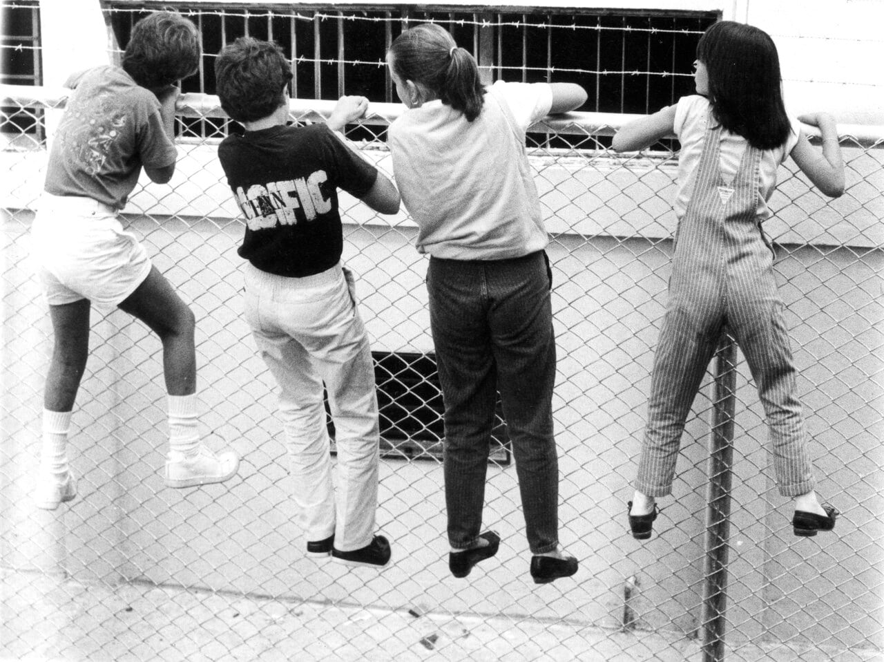 Un grupo de niños espera la llegada de familiares en el Aeropuerto Juan Santamaría, en la década de 1980.