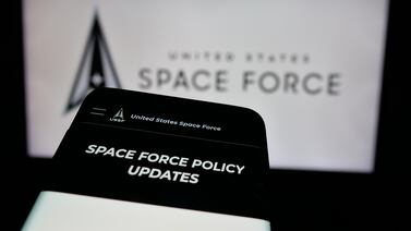 Superpotencias llevan su rivalidad al espacio: láseres, minas orbitales y ciberataques desafían la diplomacia
