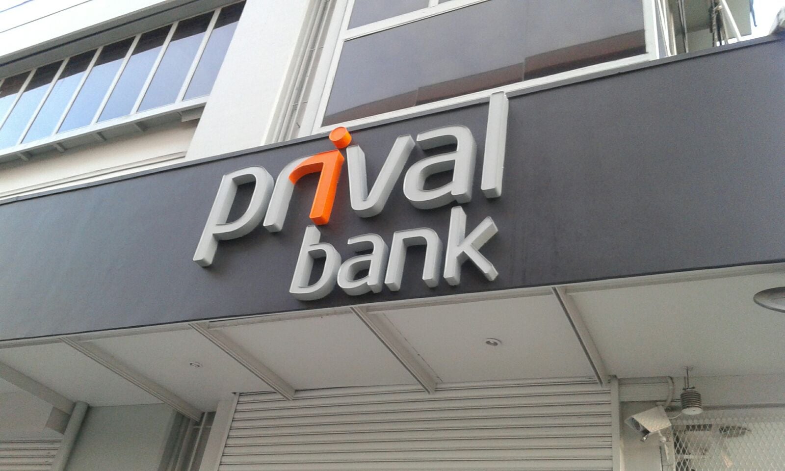 Letrero de Prival Bank en la fachada de una sucursal en Costa Rica, en el contexto del cierre de operaciones bancarias de la entidad.