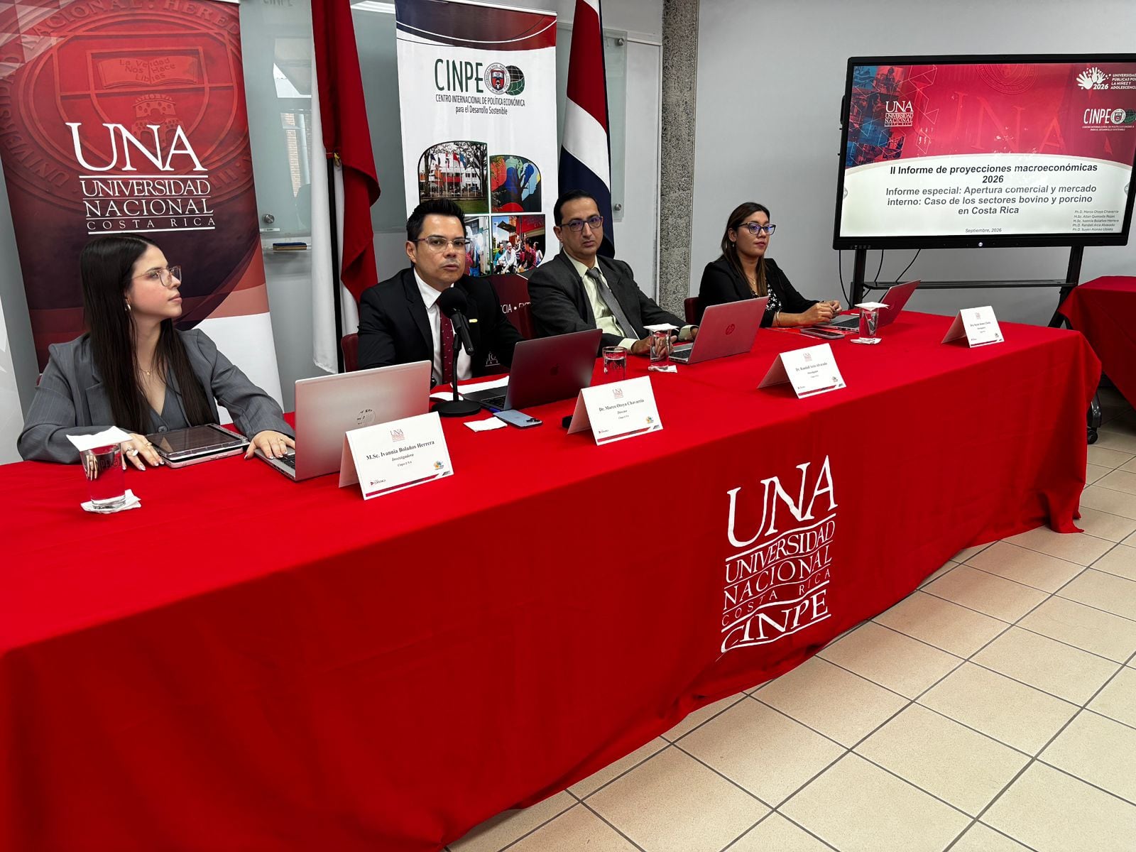 Expertos de la Universidad Nacional analizan la política económica. Cortesía UNA
