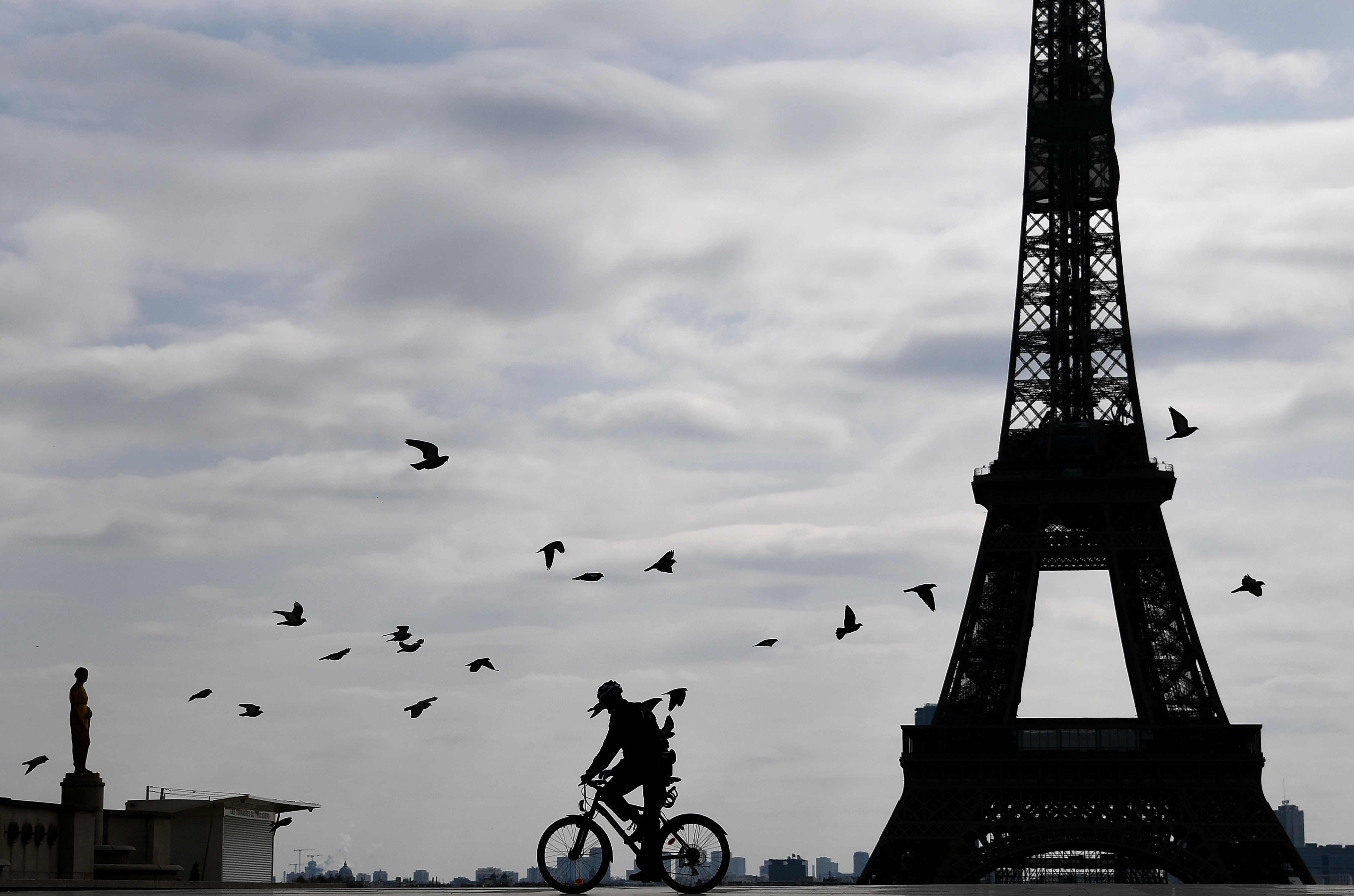 Vista aérea de París con la Torre Eiffel, representando la reciente rebaja de la calificación soberana de Francia a Aa3 por Moody’s, debido a problemas políticos y fiscales.