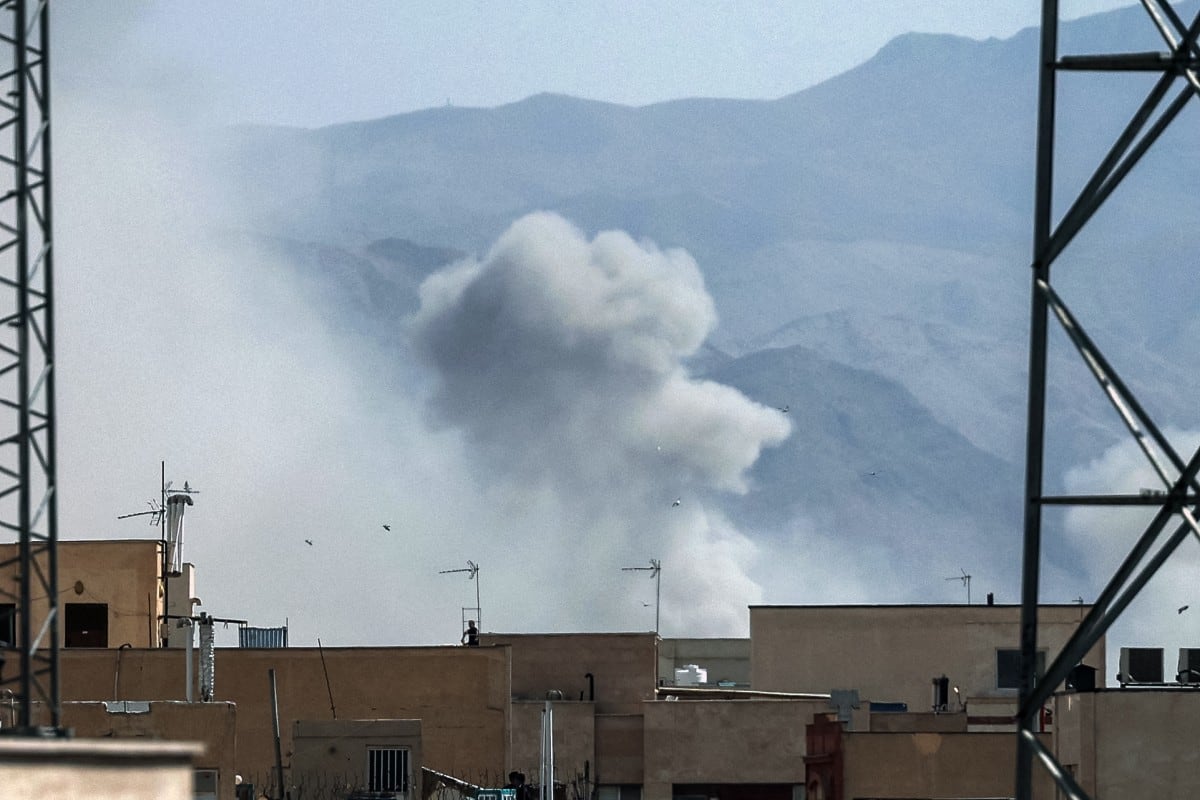 Una columna de humo se eleva tras una explosión reportada en Teherán el 28 de febrero de 2026. Irán afirmó ese día que “responderá de manera decisiva” luego de que Israel y Estados Unidos lanzaran ataques contra el país, pese a que estaban en curso conversaciones sobre el programa nuclear de Teherán.