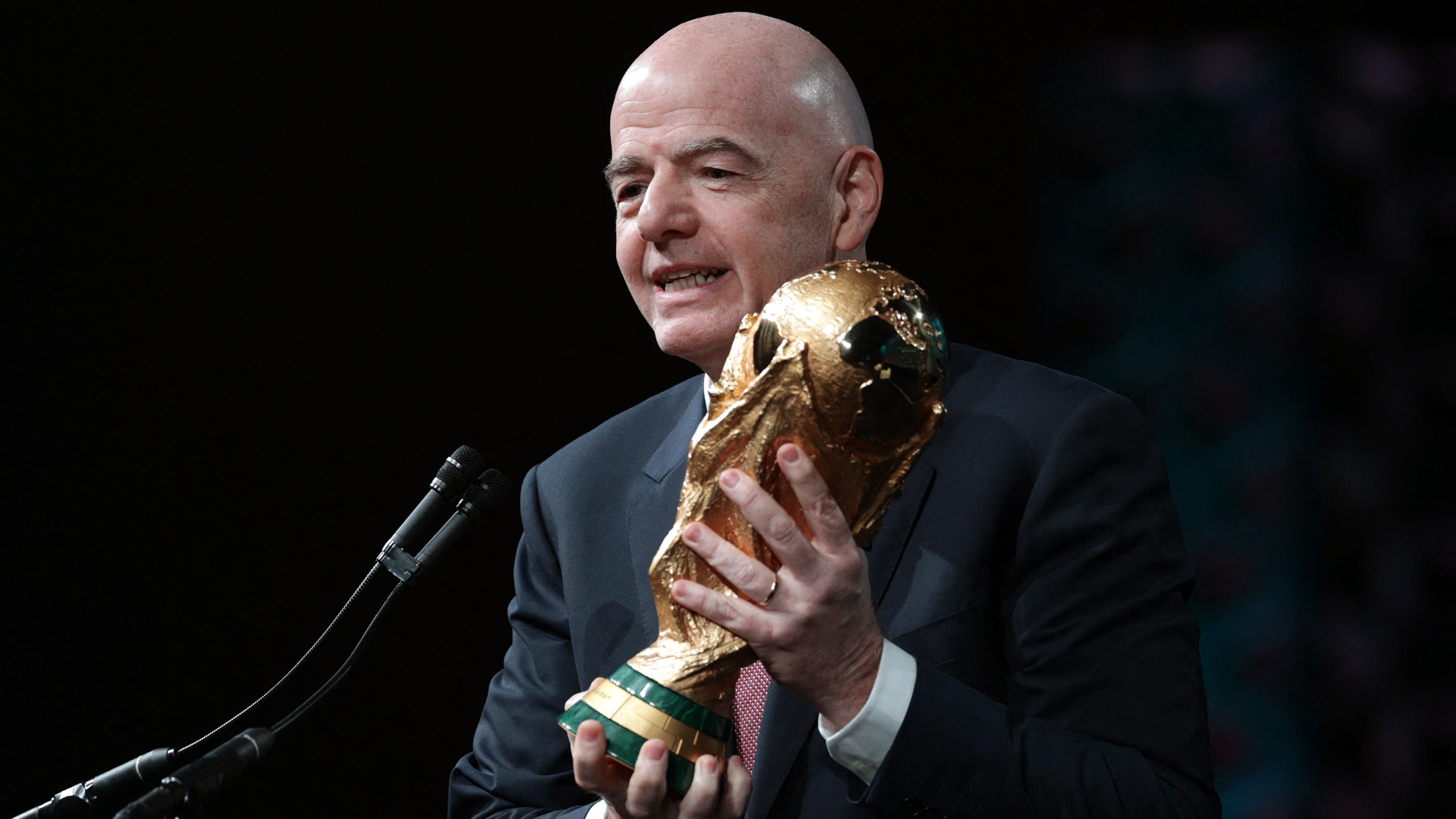 WASHINGTON, D. C. – 29 de enero de 2026.
El presidente de la FIFA, Gianni Infantino, sostiene el trofeo de la Copa Mundial de la FIFA mientras se dirige a la reunión de invierno de la Conferencia de Alcaldes de Estados Unidos, el 29 de enero de 2026 en Washington, D. C. Infantino promovió el Mundial 2026, que tendrá como sedes a Estados Unidos, Canadá y México, y destacó los posibles beneficios para las ciudades anfitrionas y sus comunidades.
Alex Wong/Getty Images/AFP
(Foto de ALEX WONG / GETTY IMAGES NORTH AMERICA / Getty Images vía AFP)
