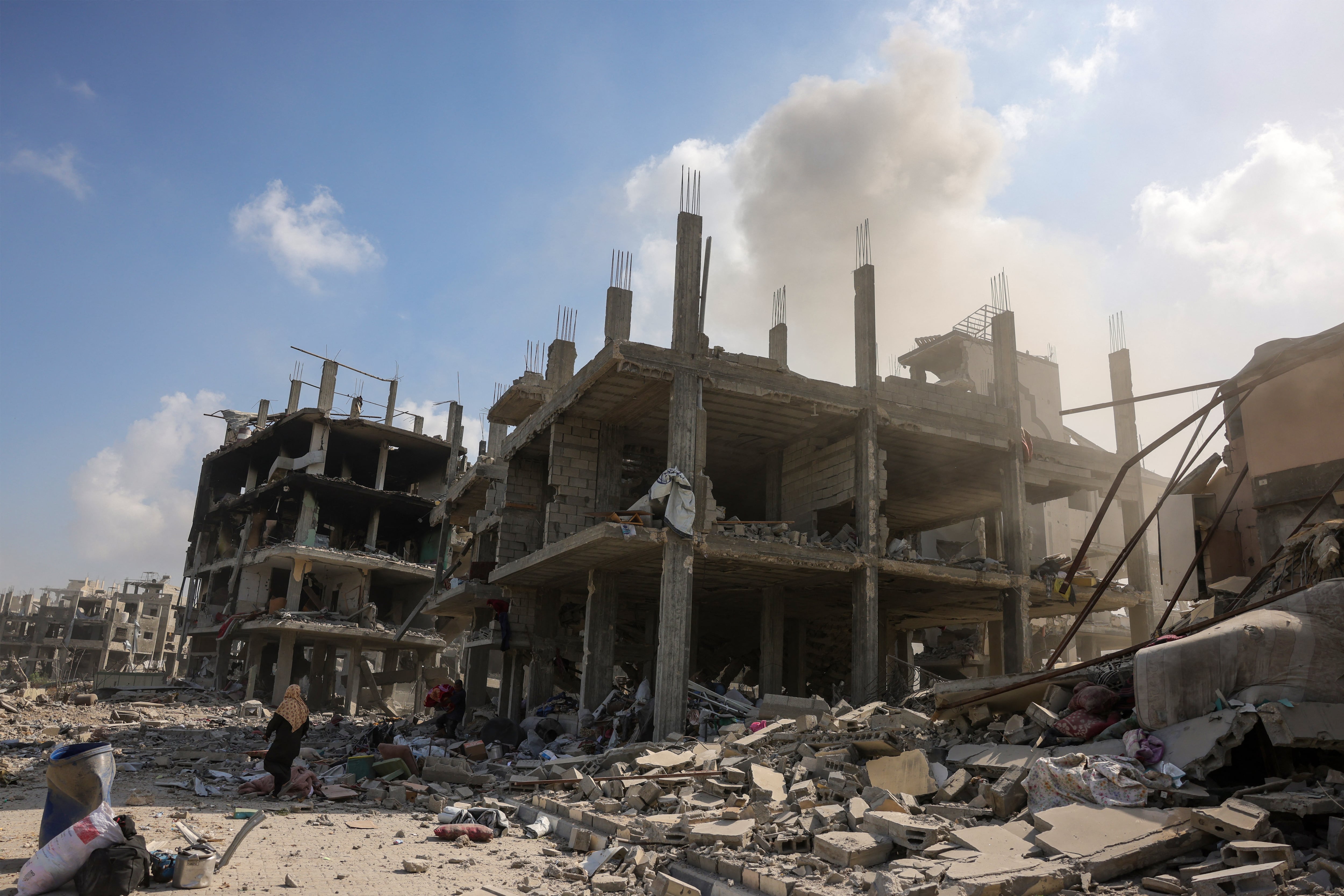 Palestinos inspeccionan los daños tras una explosión en el barrio de Saftawi, al oeste de Jabalia, en el norte de la Franja de Gaza, este 25 de agosto. Fotografía: